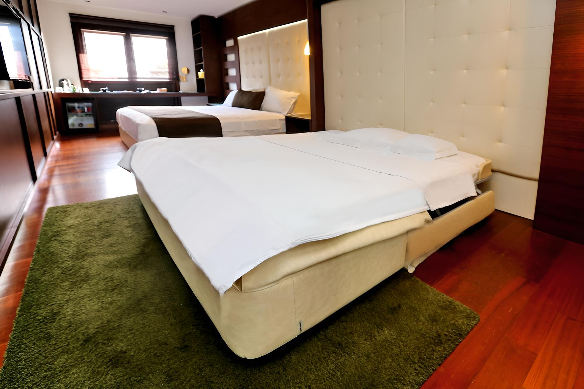 Family Triple Room, 1 King Bed with Sofa bed photo 2