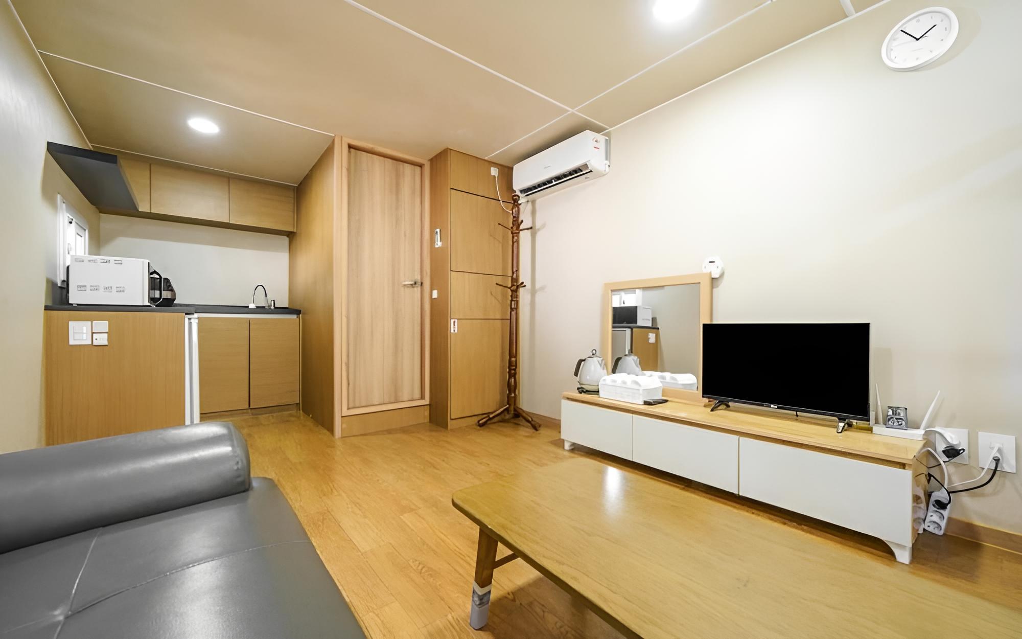 Room (Caravan 700 Room 5)
