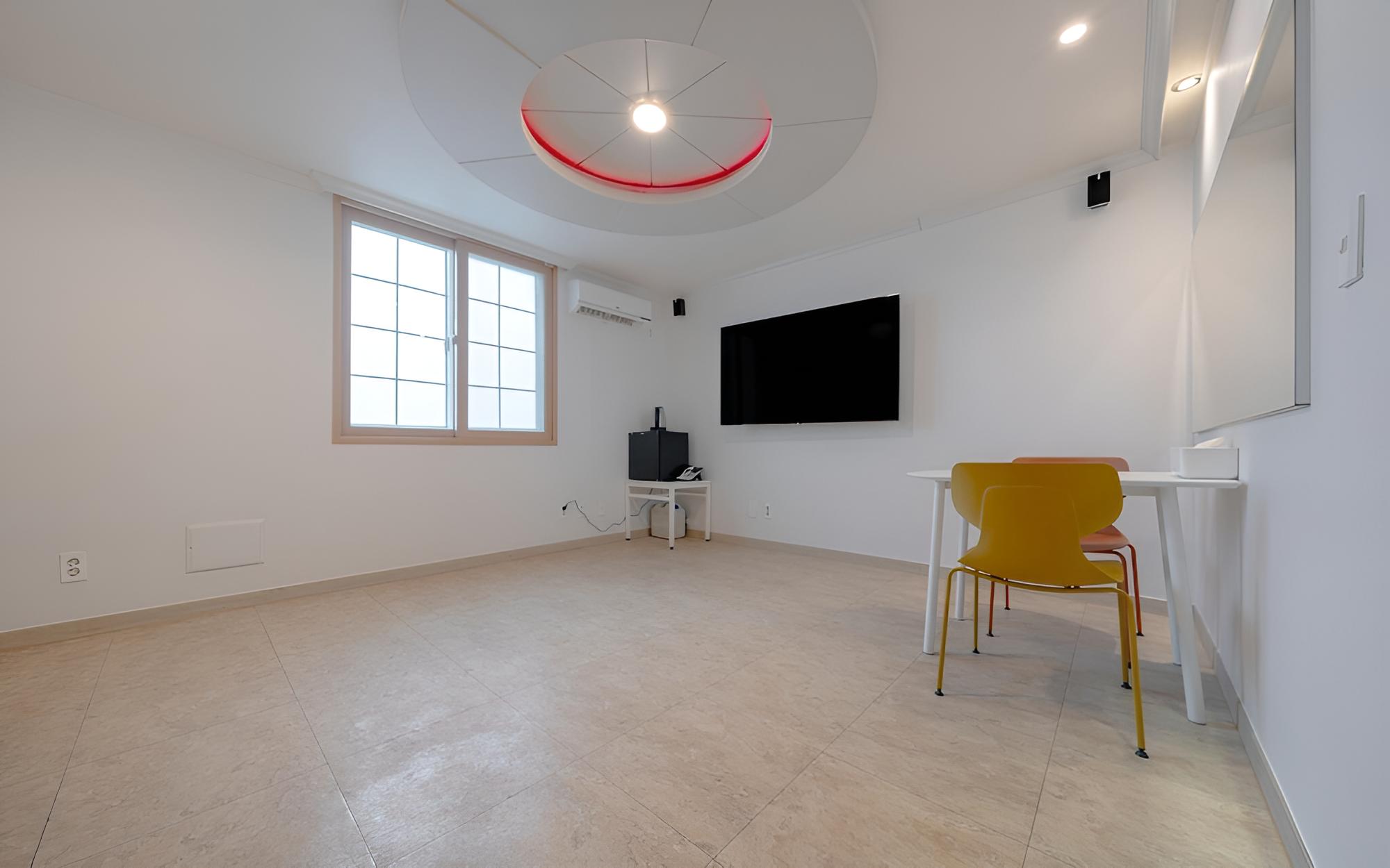 Room (Deluxe - 60+ spacious parking lot rec)
