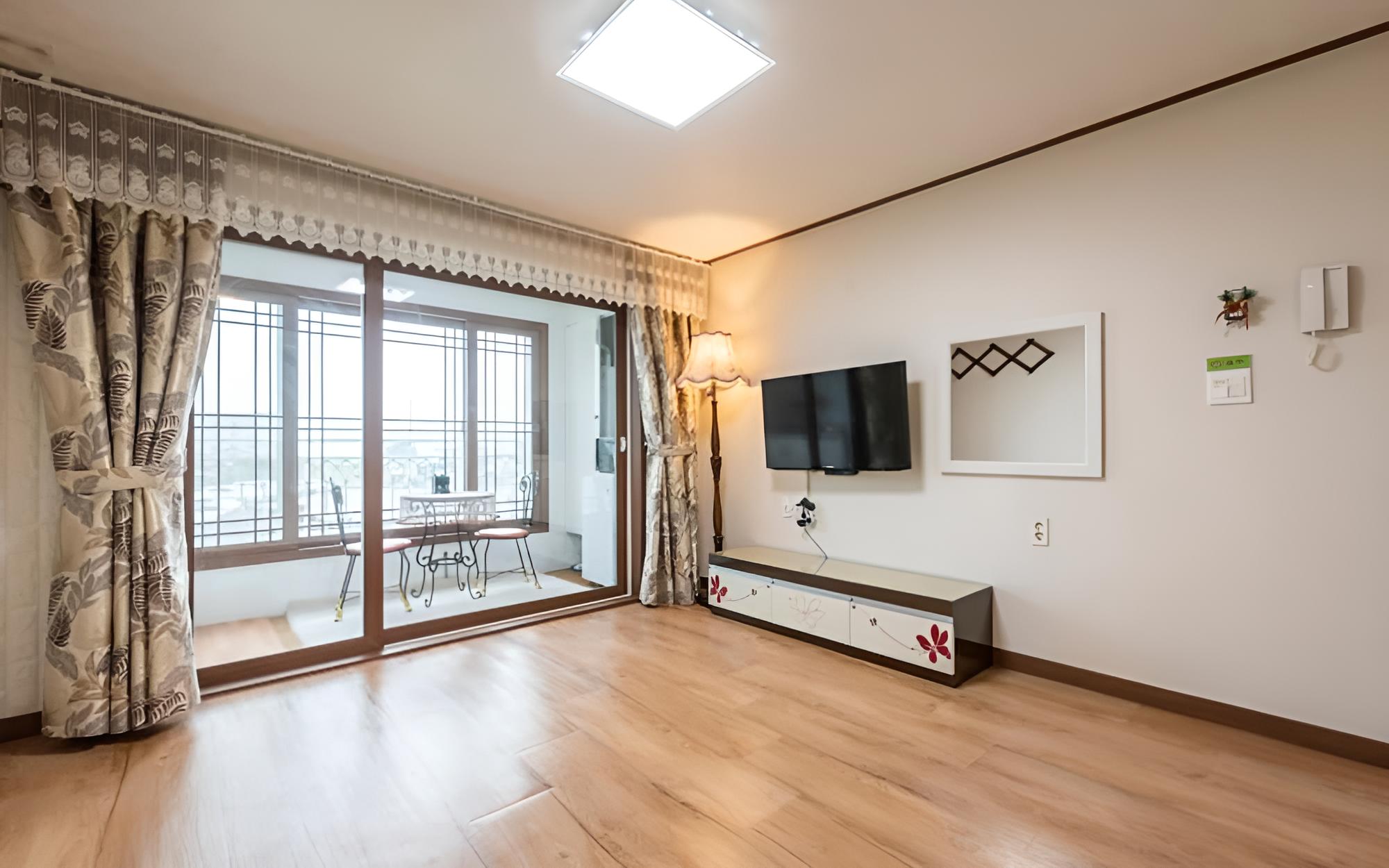 Room (Room 201)