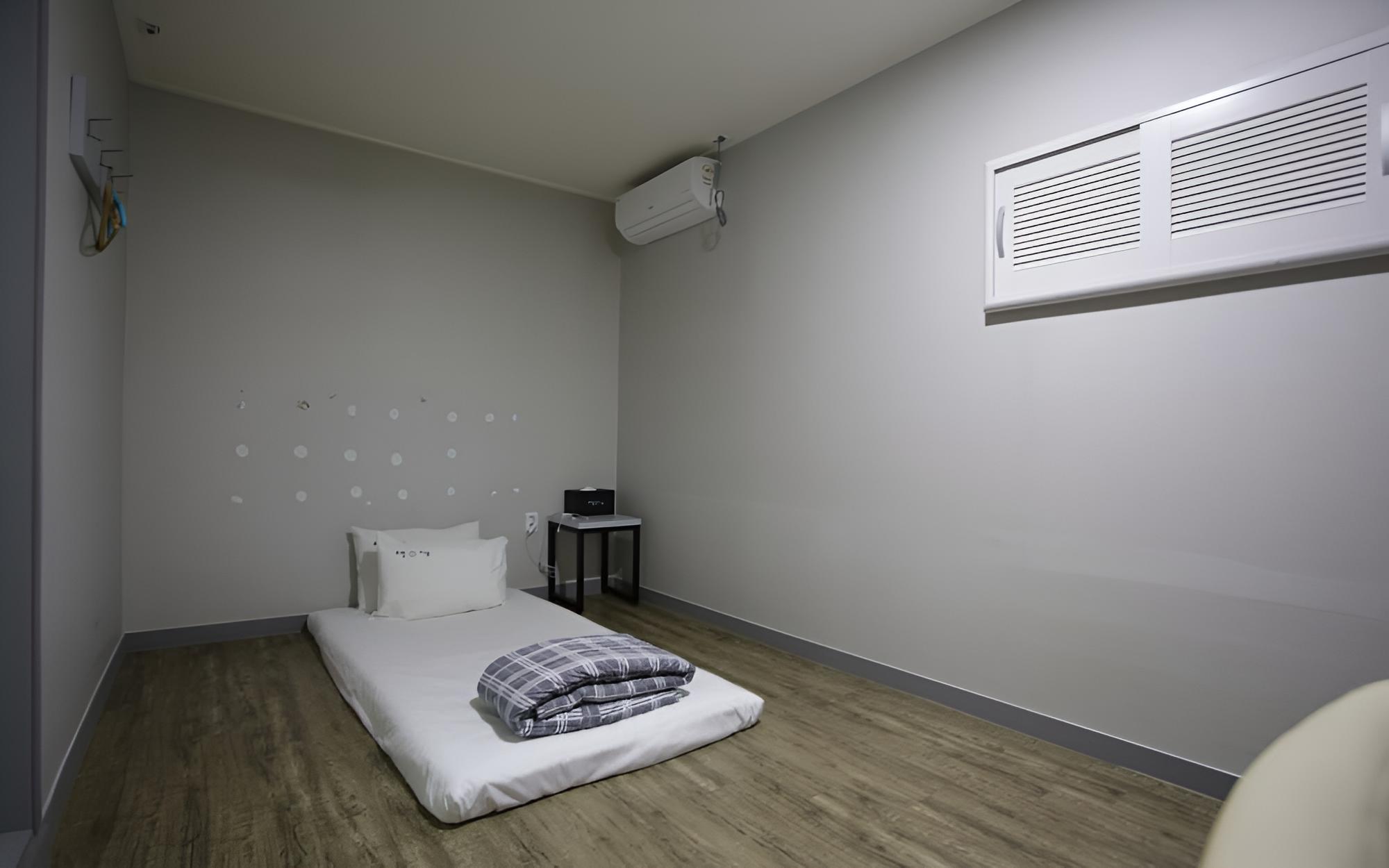 Room (Special discount - single room (half )