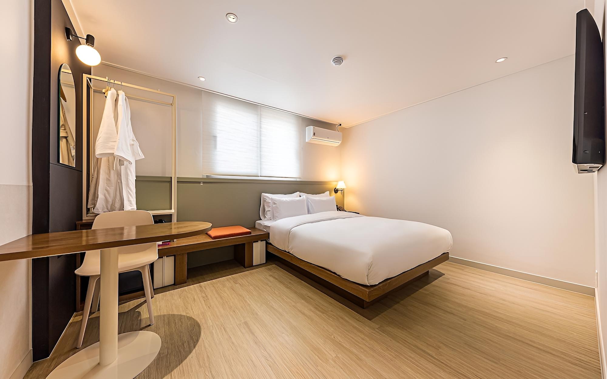 Room (MEDIUM(Standard Medium Room Netflix D)