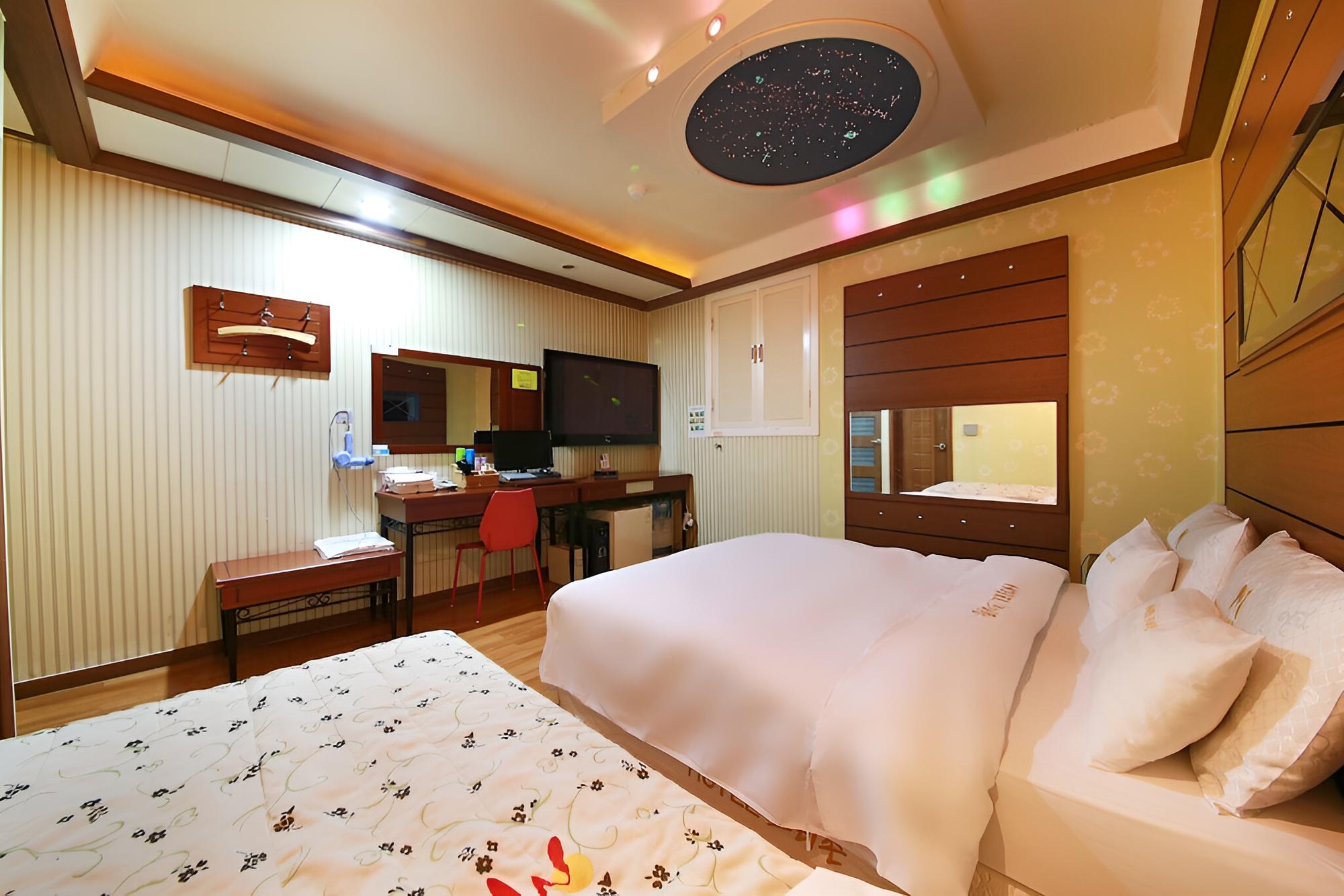 Room (General (no grilling or cooking in th) - Photo 8