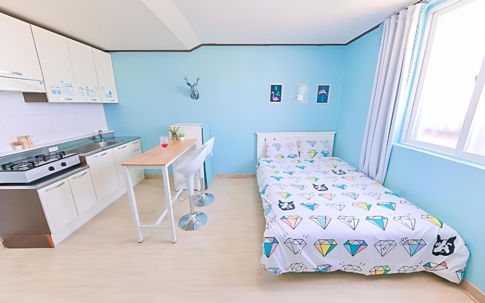 Room (302)