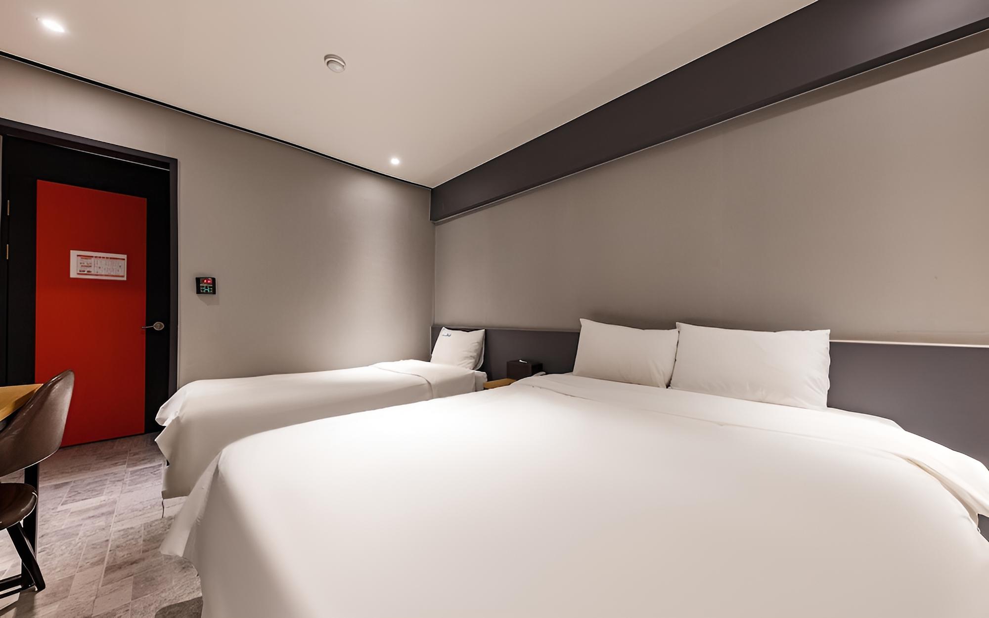 Room (Twin room (net Netflix available)) photo 1