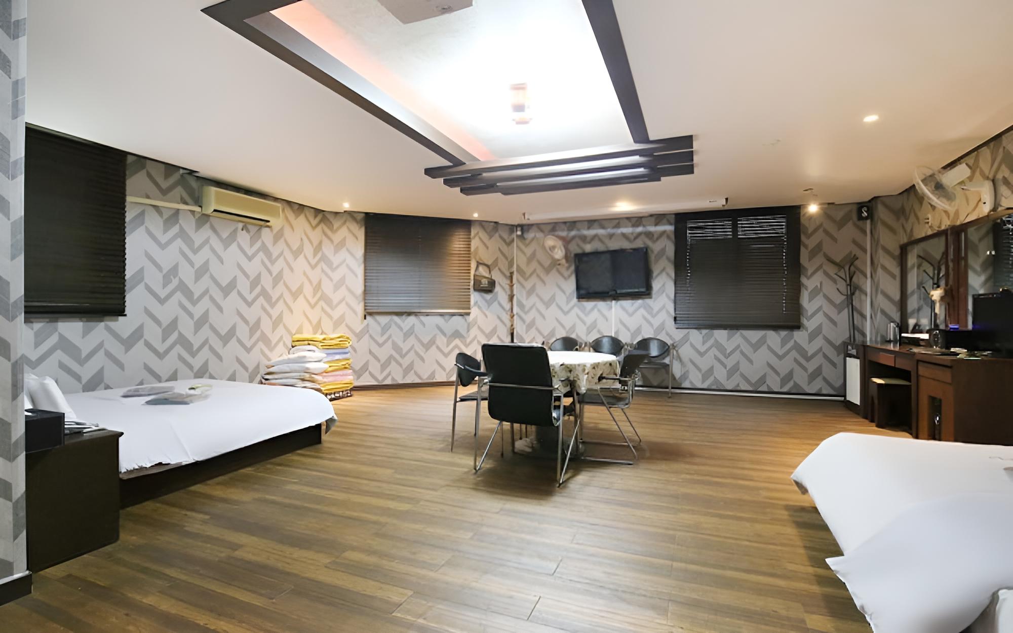 Room (Large Cinema Party Room) - Photo 3