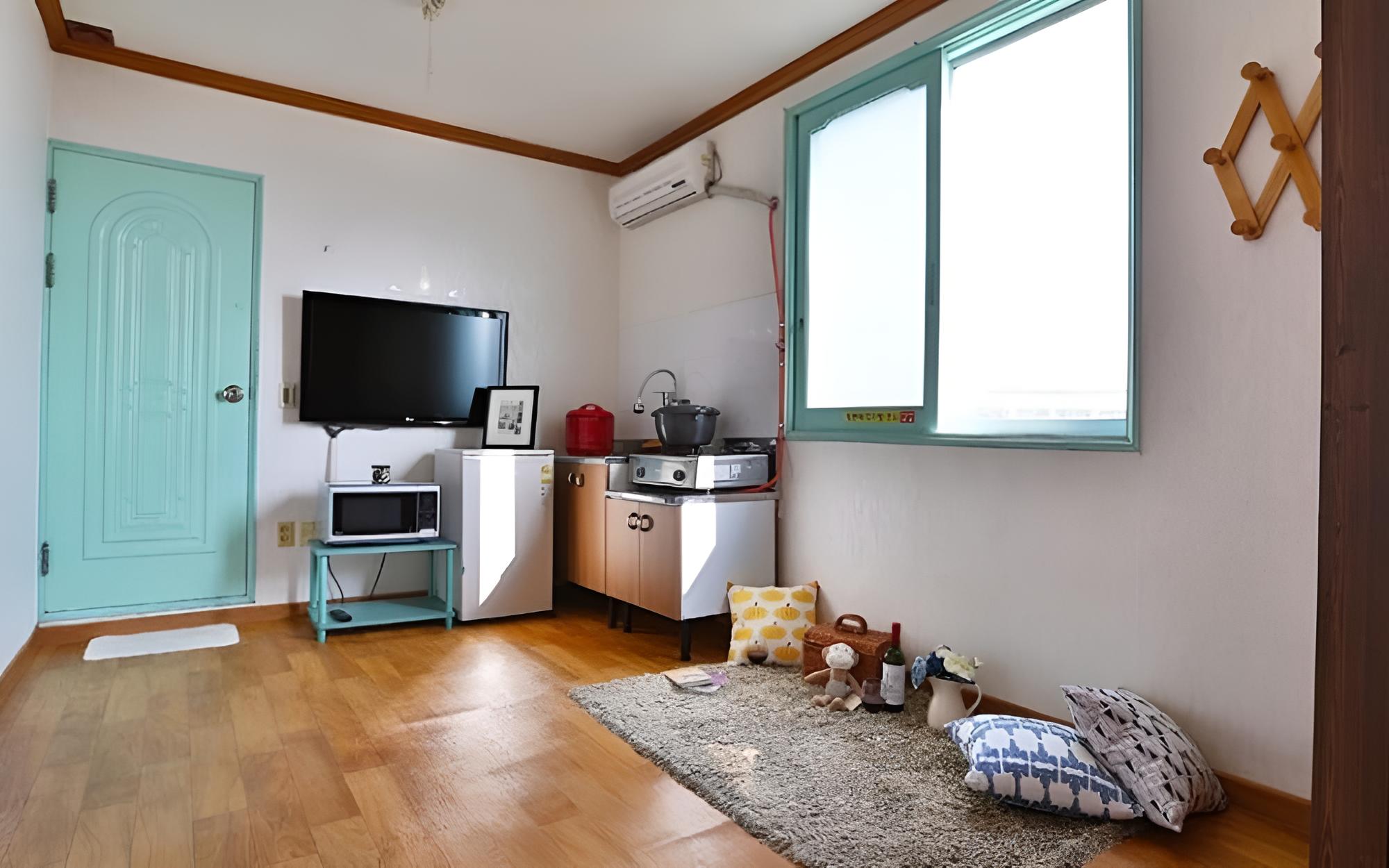 Room (Dandelion)