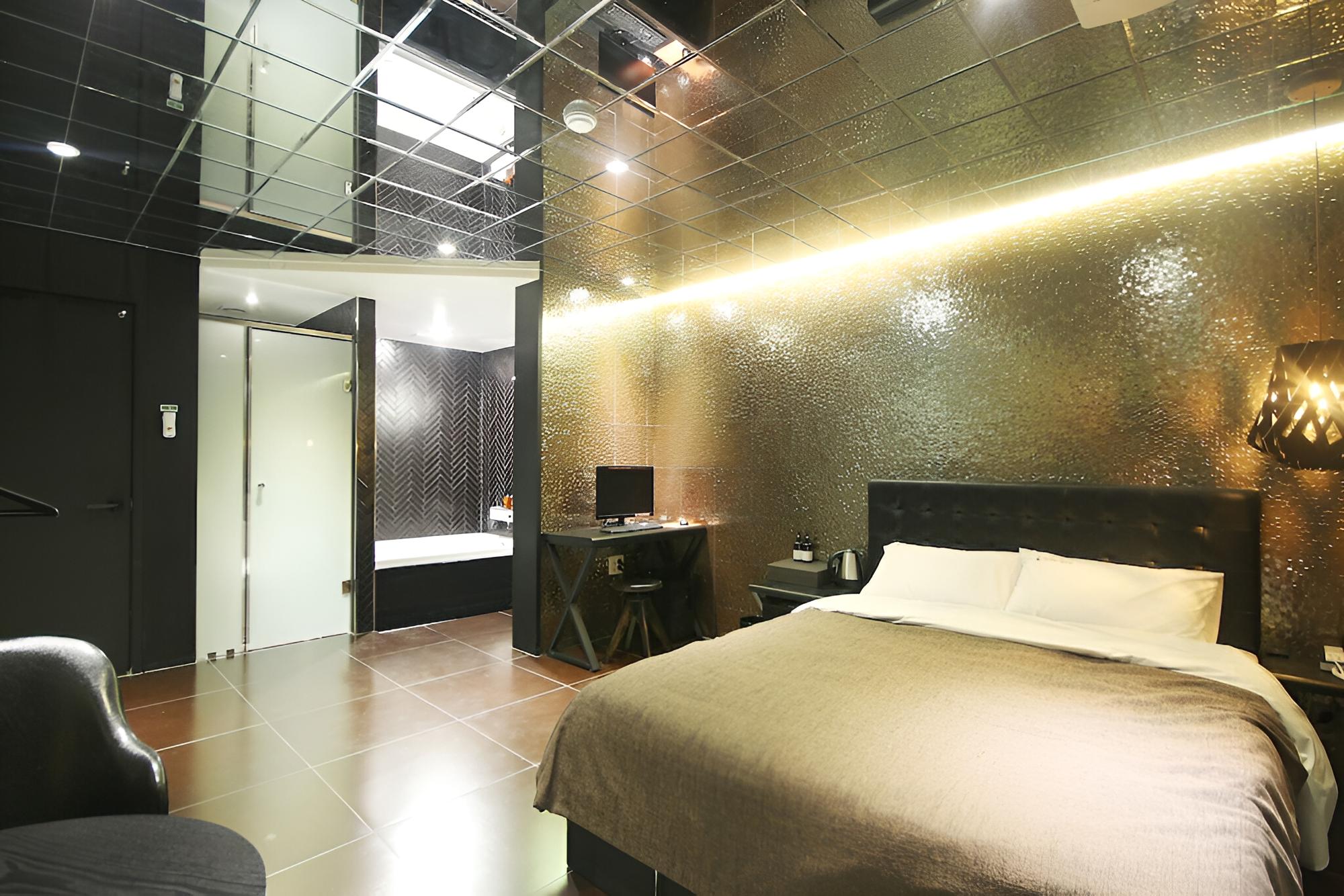 Room (VIP * massage chair*(Netflix viewable) - Photo 11
