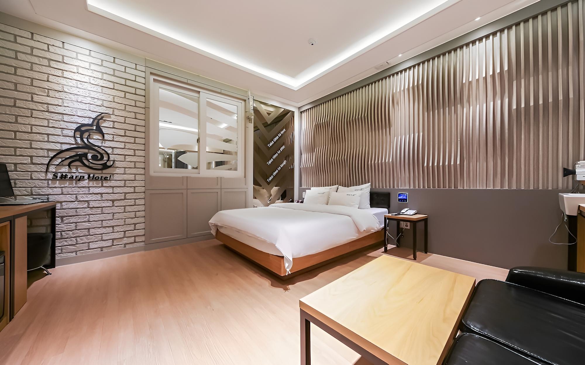 Room (Standard-Outdoor Parking Lot/Luxury B) - Photo 10