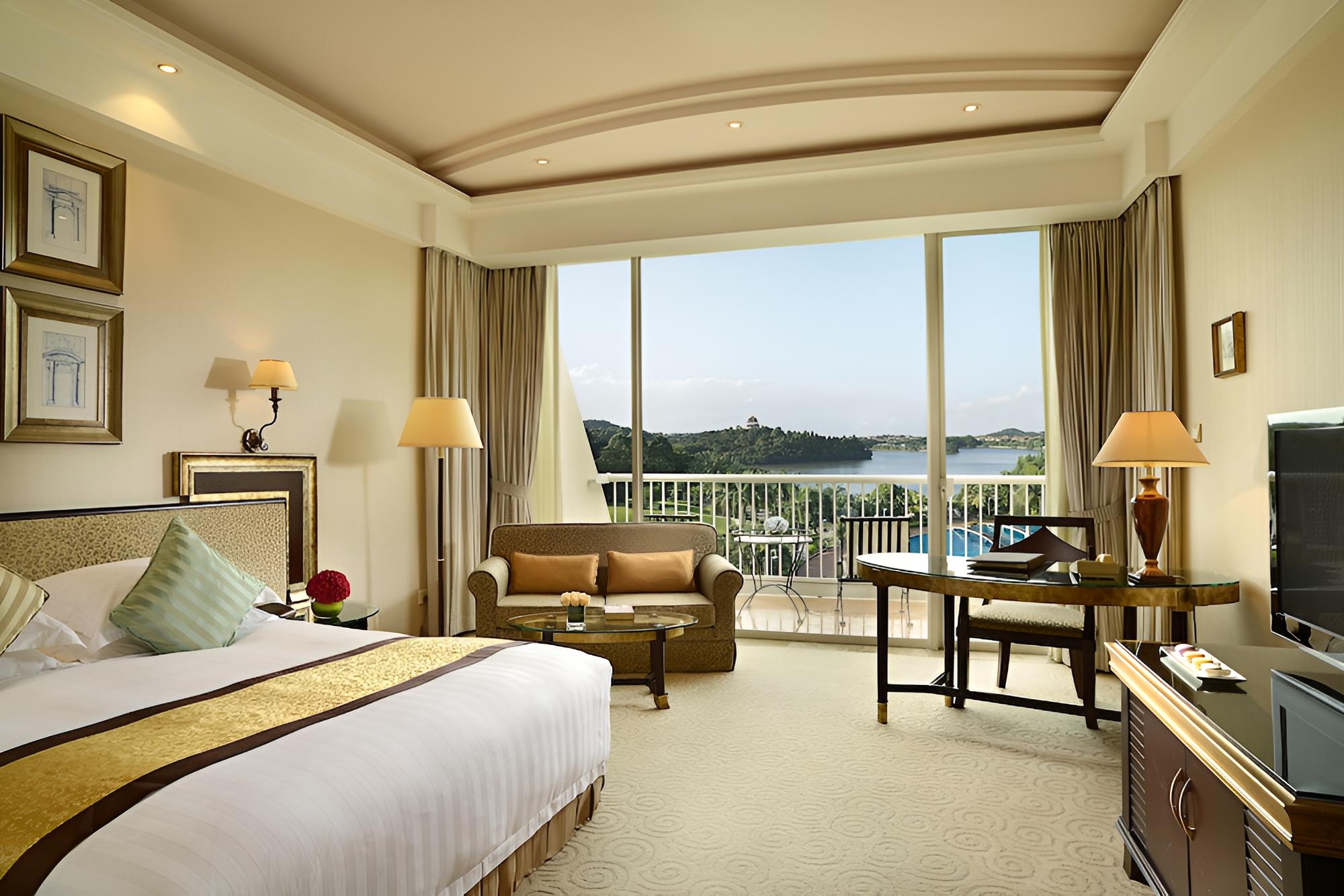 Deluxe Lake View Queen Room