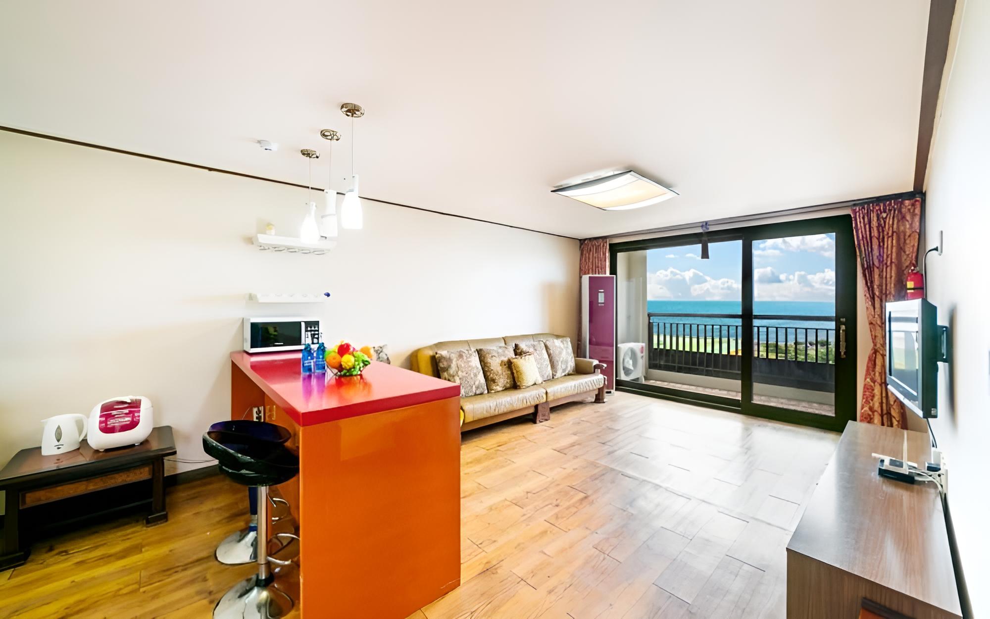 Room (Sunset scenery)