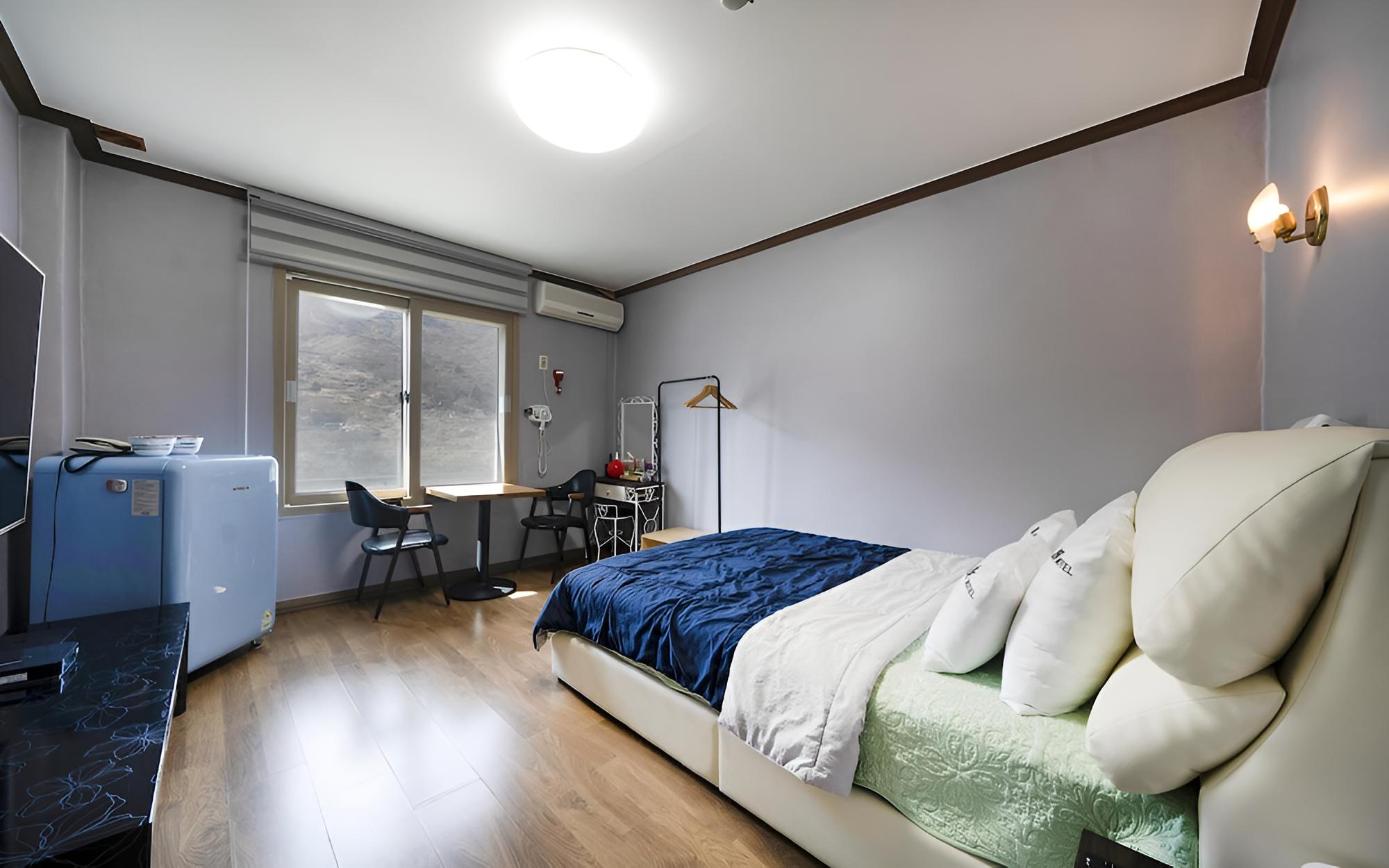 Room (Bedroom (Seomjingang River View 65-in)