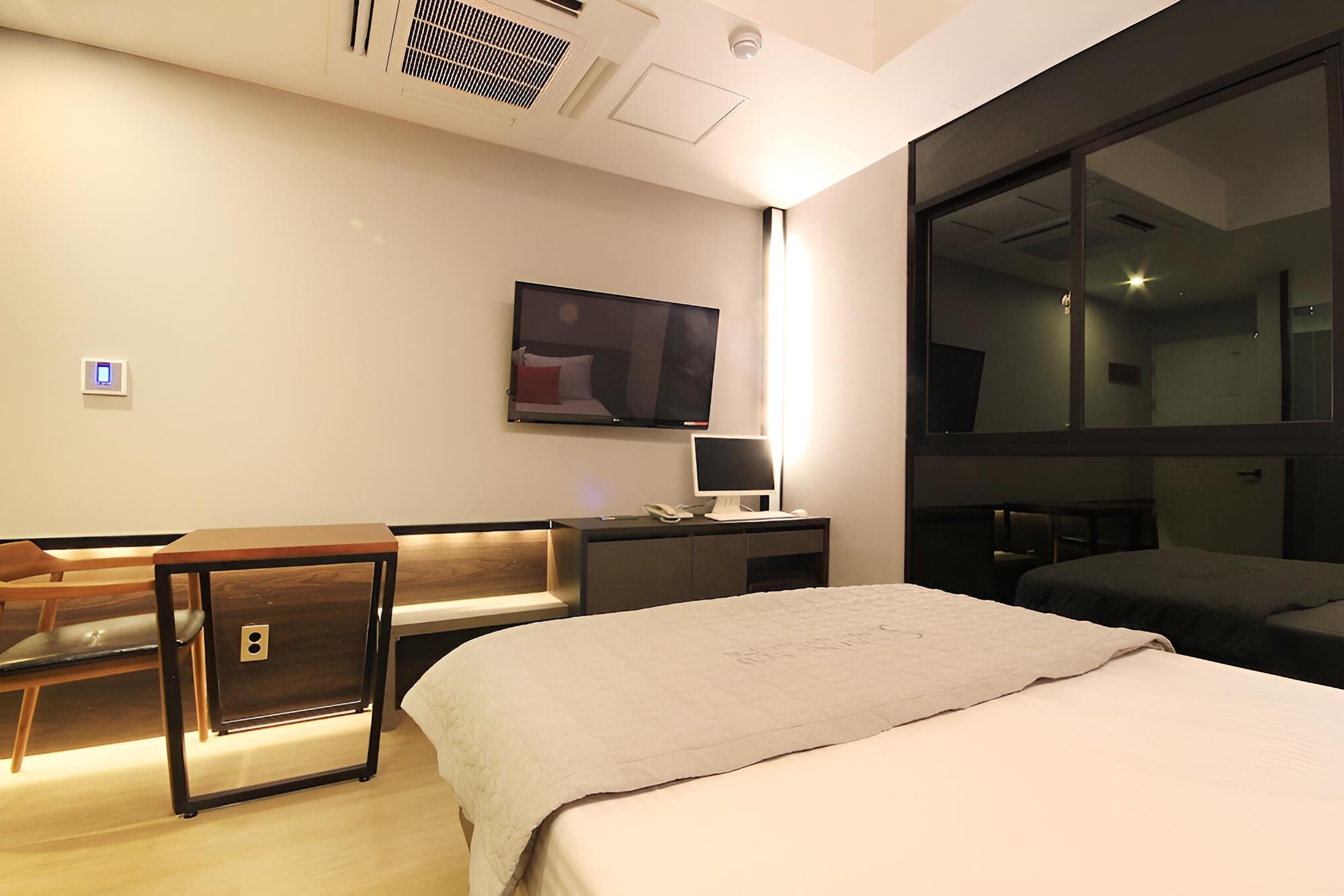 Room (Standard Room) - Photo 11