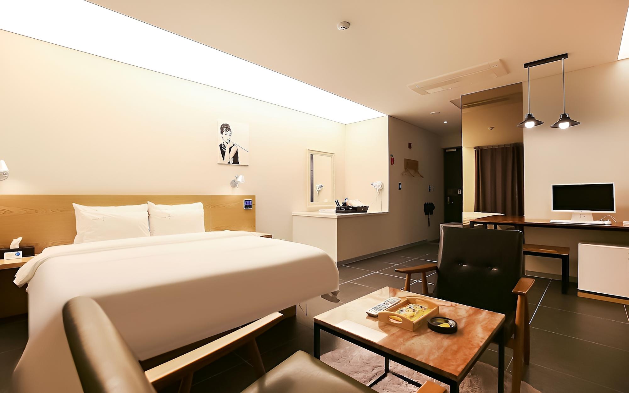 Room (Vintage B (Netflix available air puri)