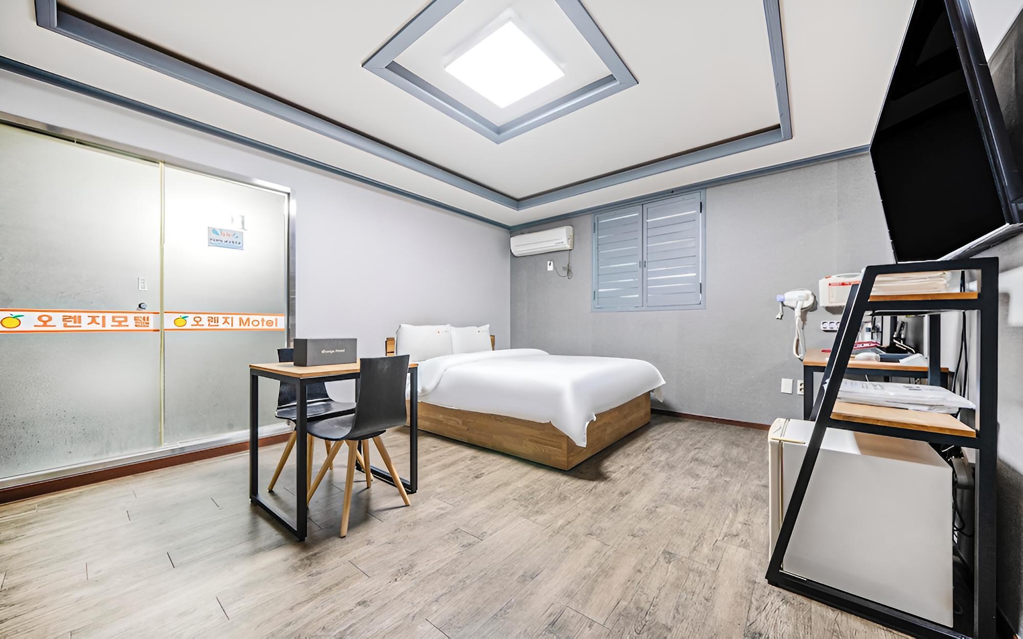 Room (Twin)