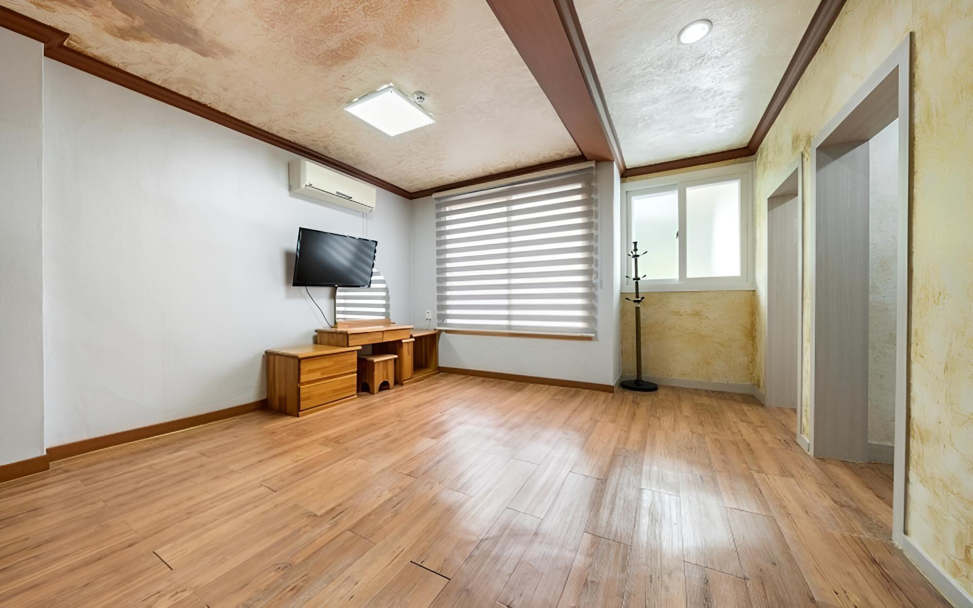 Room (Room 207)