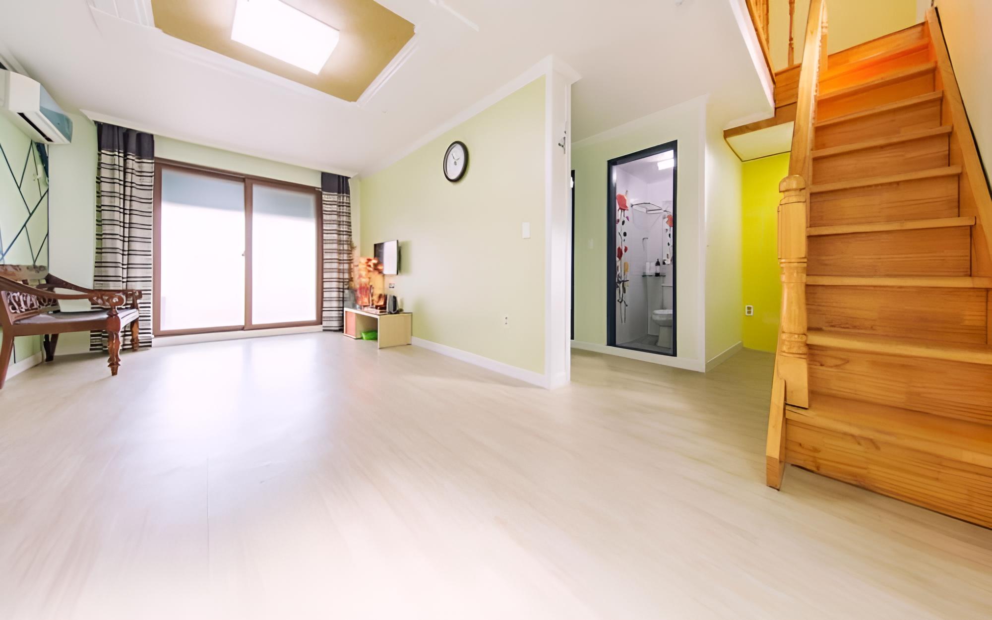 Room (Room 210 (medium-sized duplex karaoke) photo 3