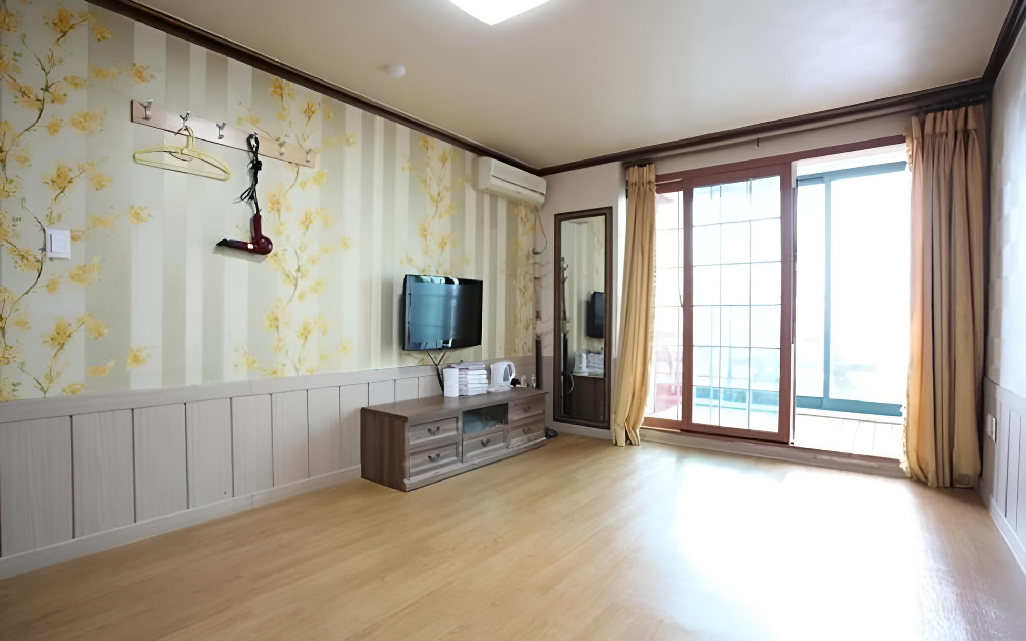 Room (Room 310 (Ondol Room))