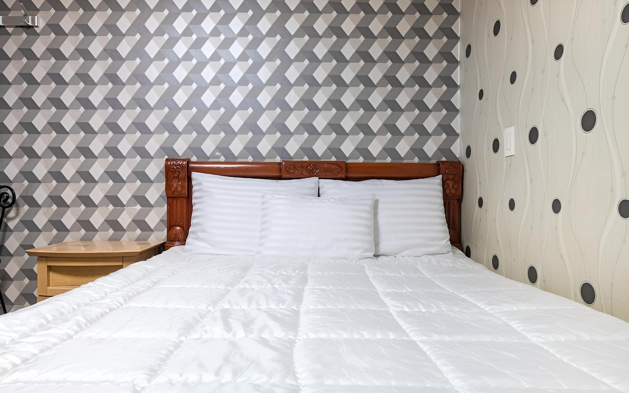 Room (Standard (Queen Bed)) - Photo 2
