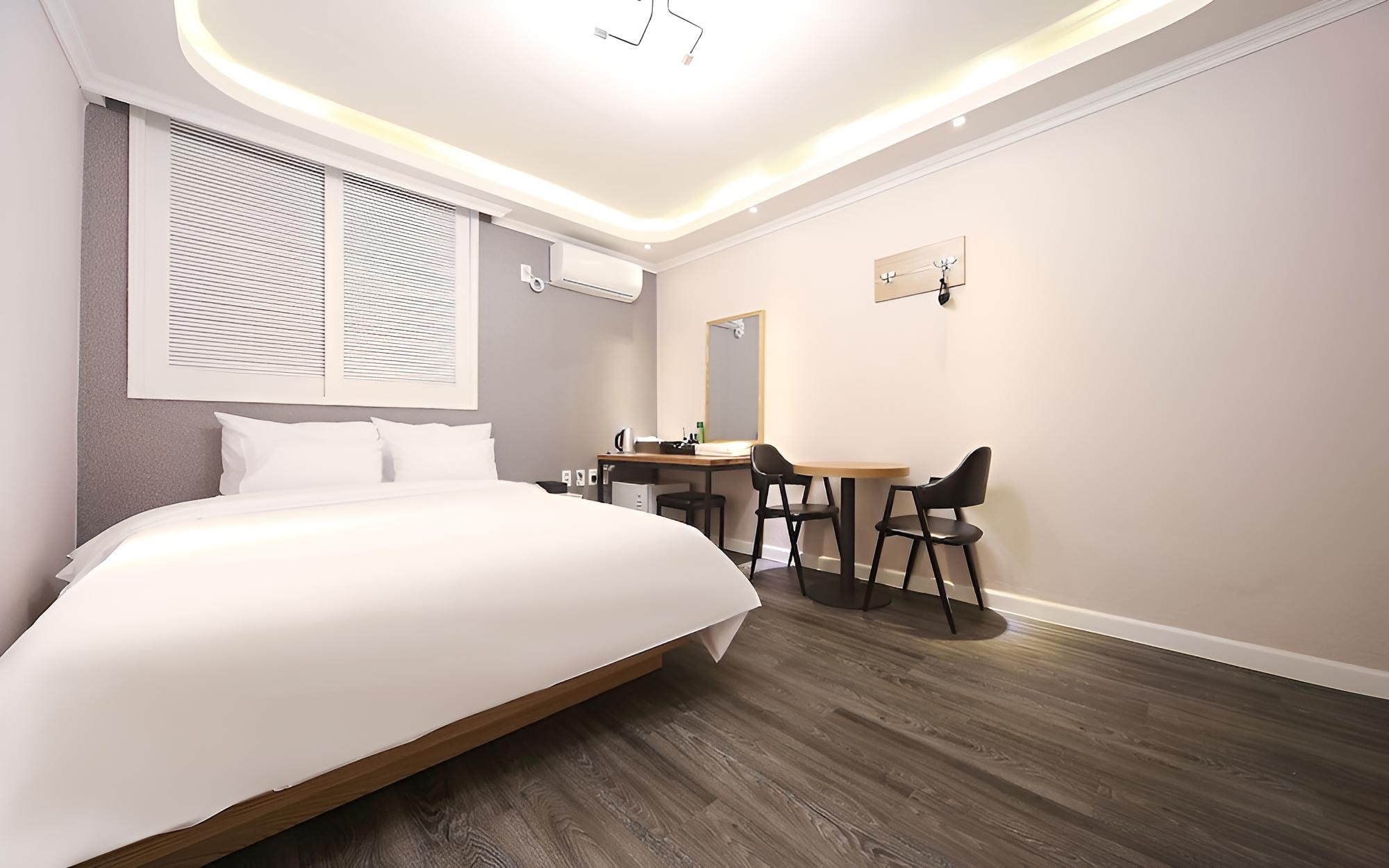 Room (Standard (Netflix Available/Air Purif)