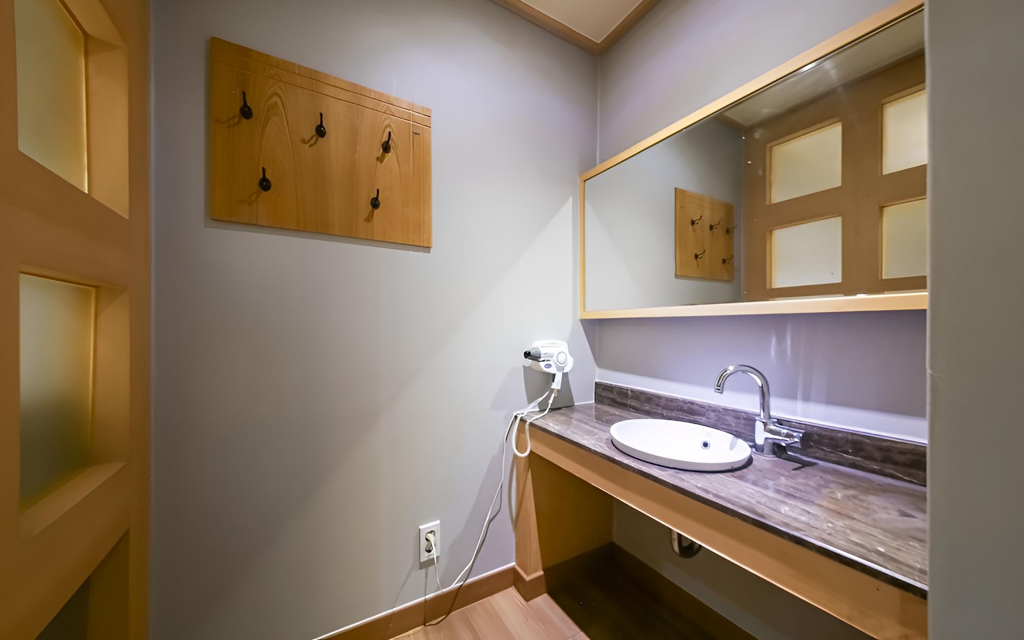 Room (Premium Twin (Double + Single Bed)) - Photo 6