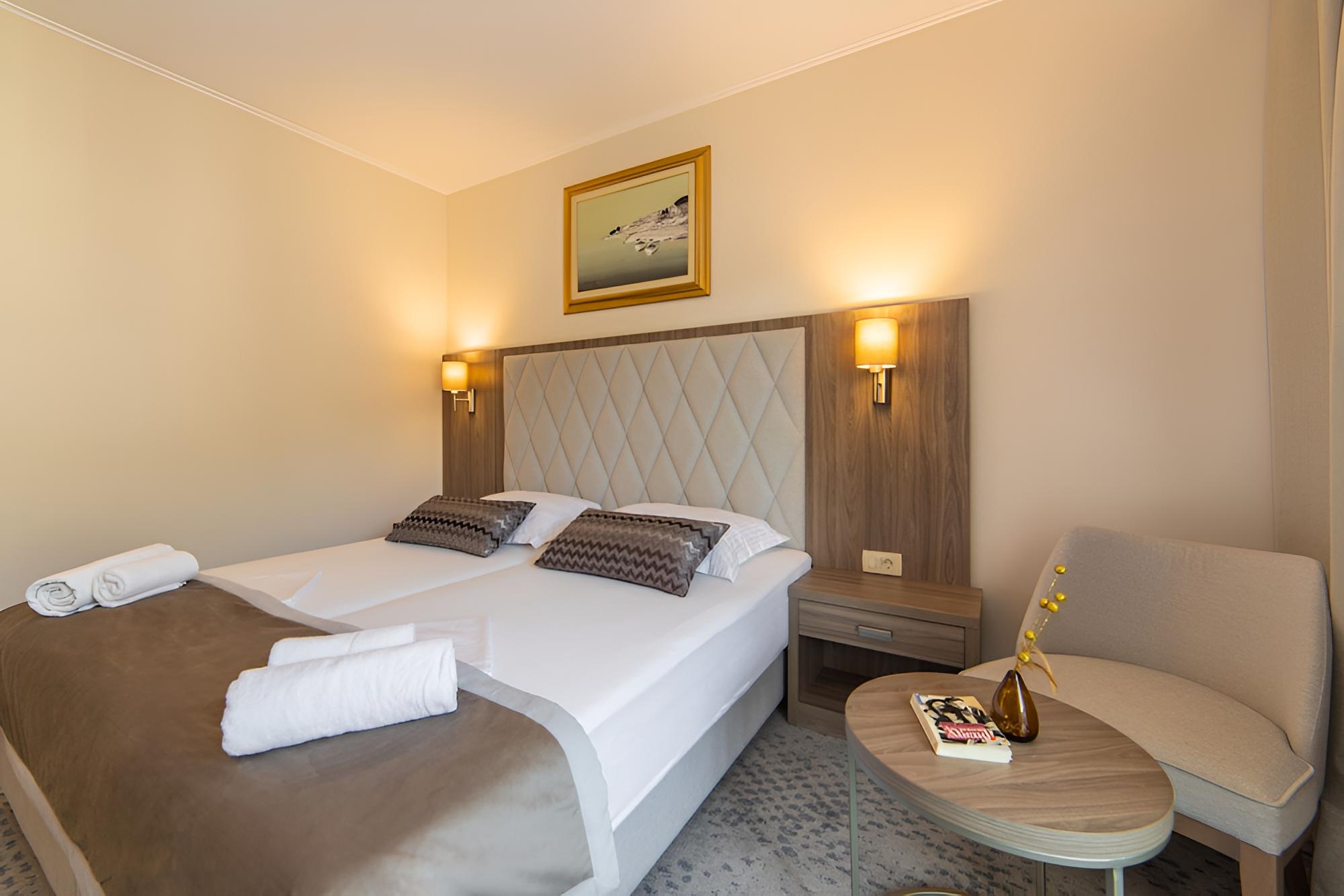 Deluxe Triple Room, Partial Sea View