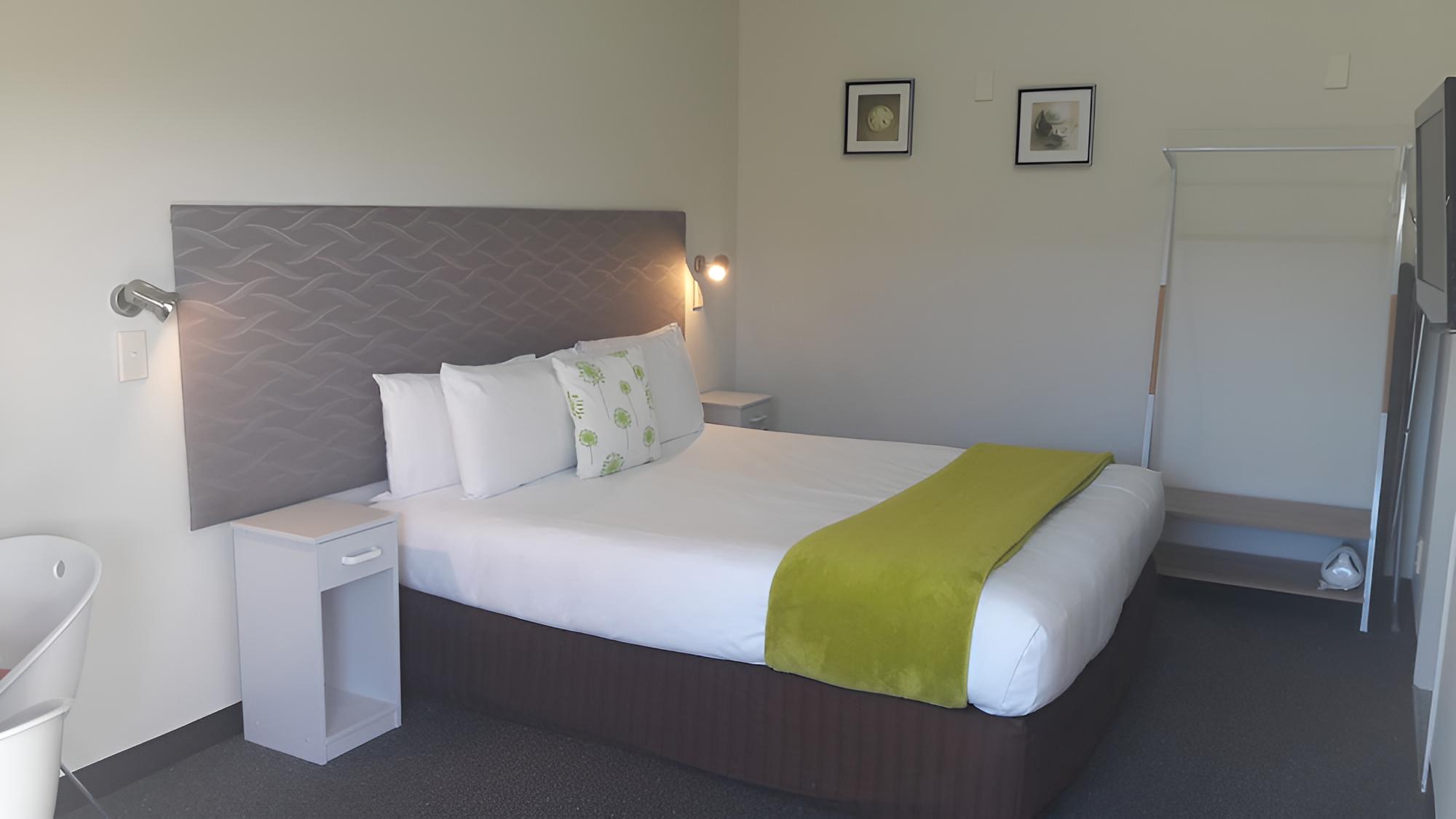 Basic Studio, 1 Queen Bed photo 1
