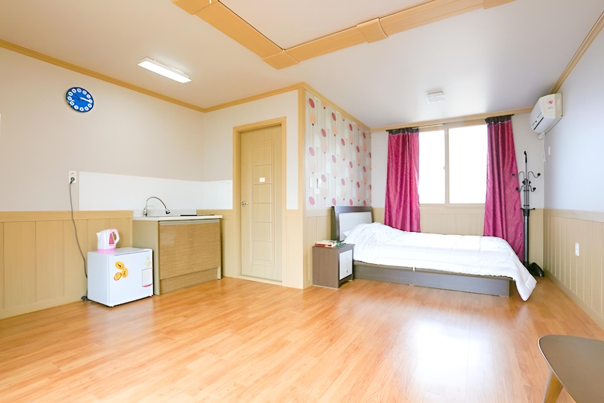Room (Room 103)