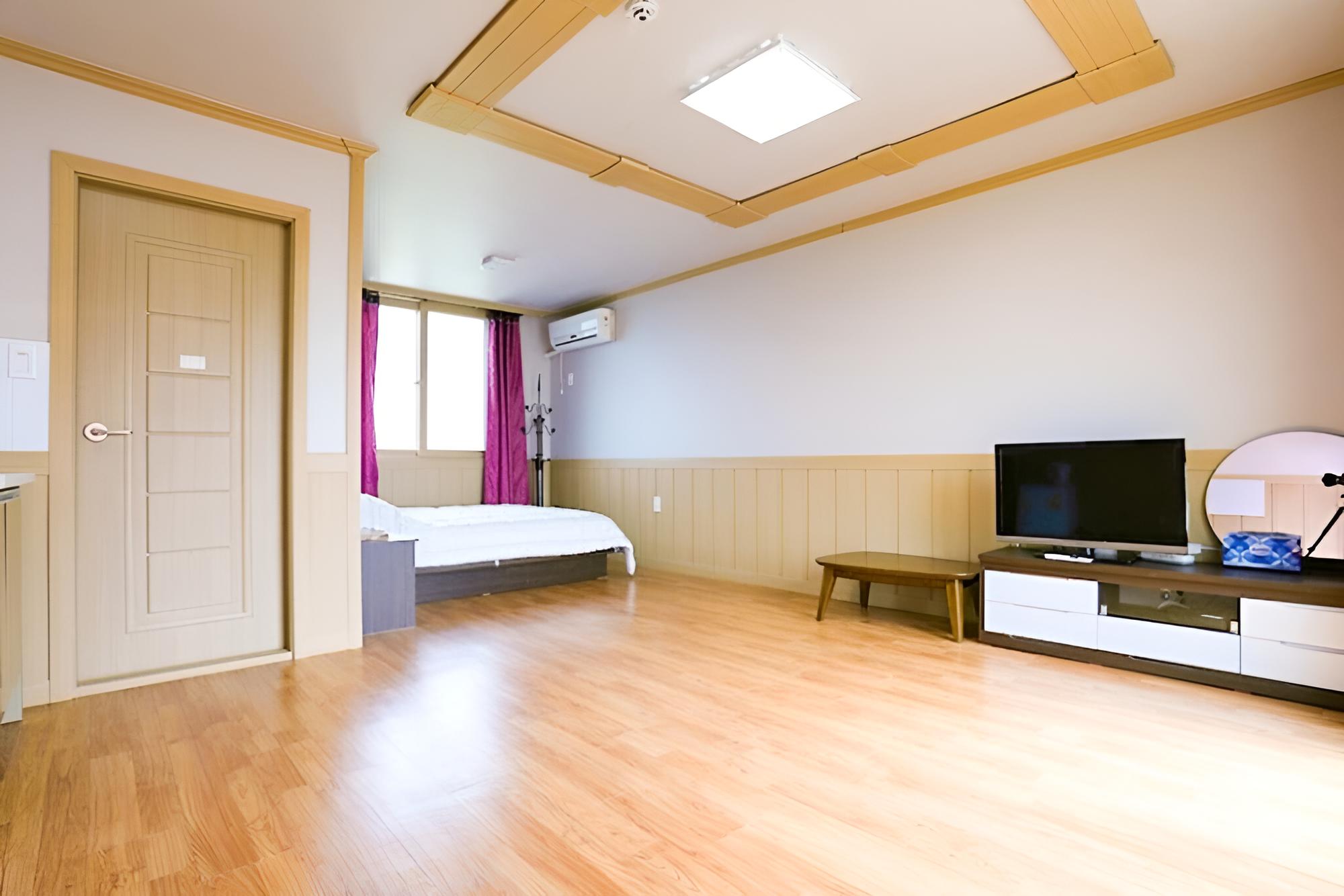 Room (Room 102)