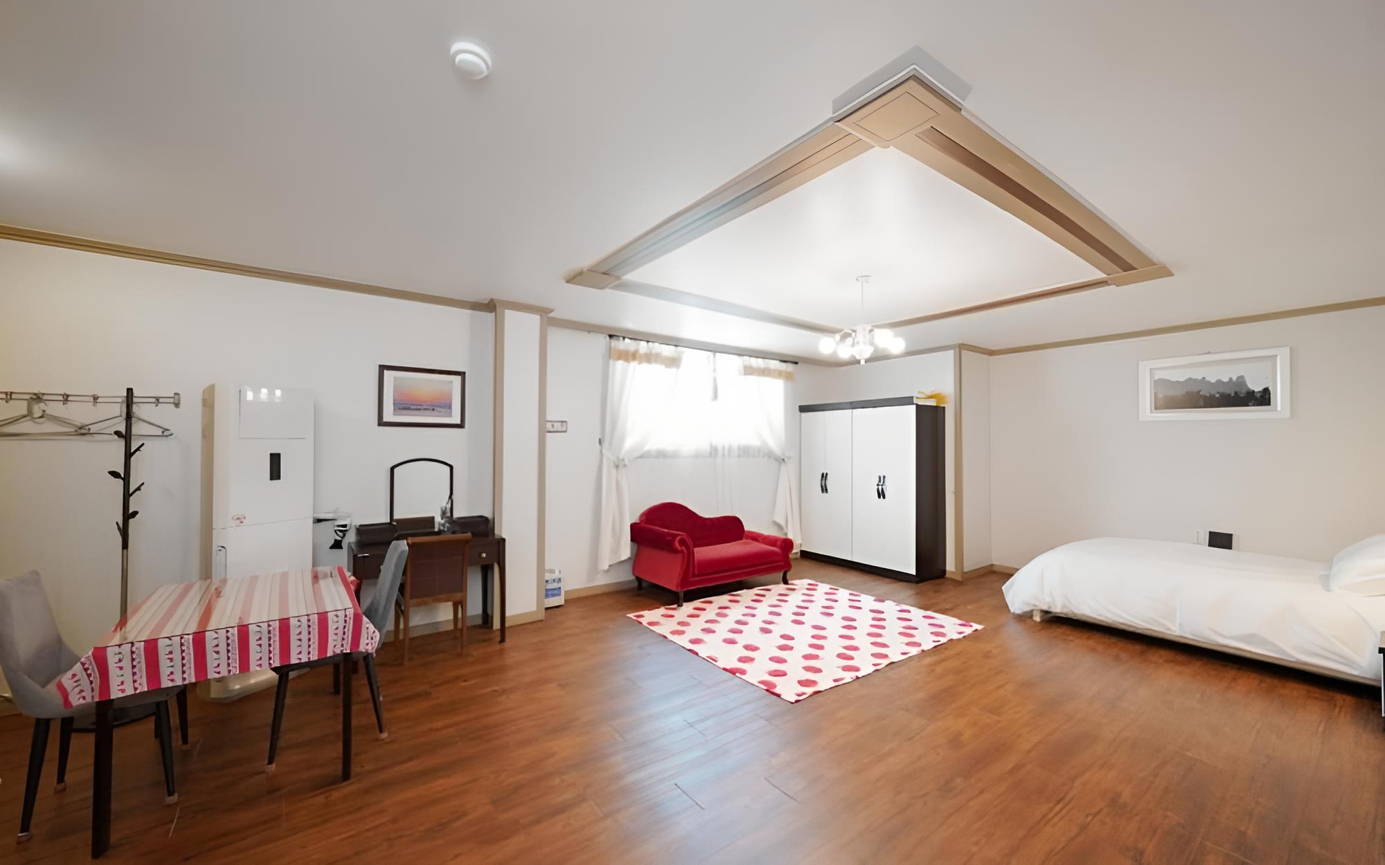 Room (Room 301)