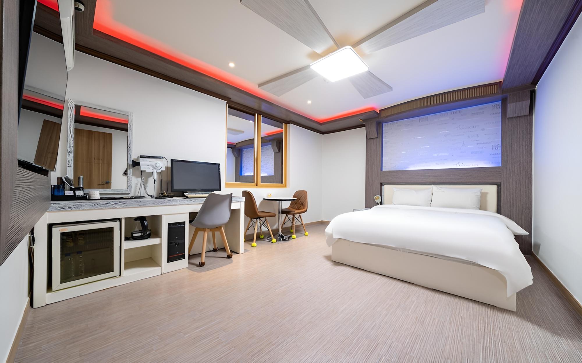 Room (Deluxe rooms (Netflix Disney+ TVING W)