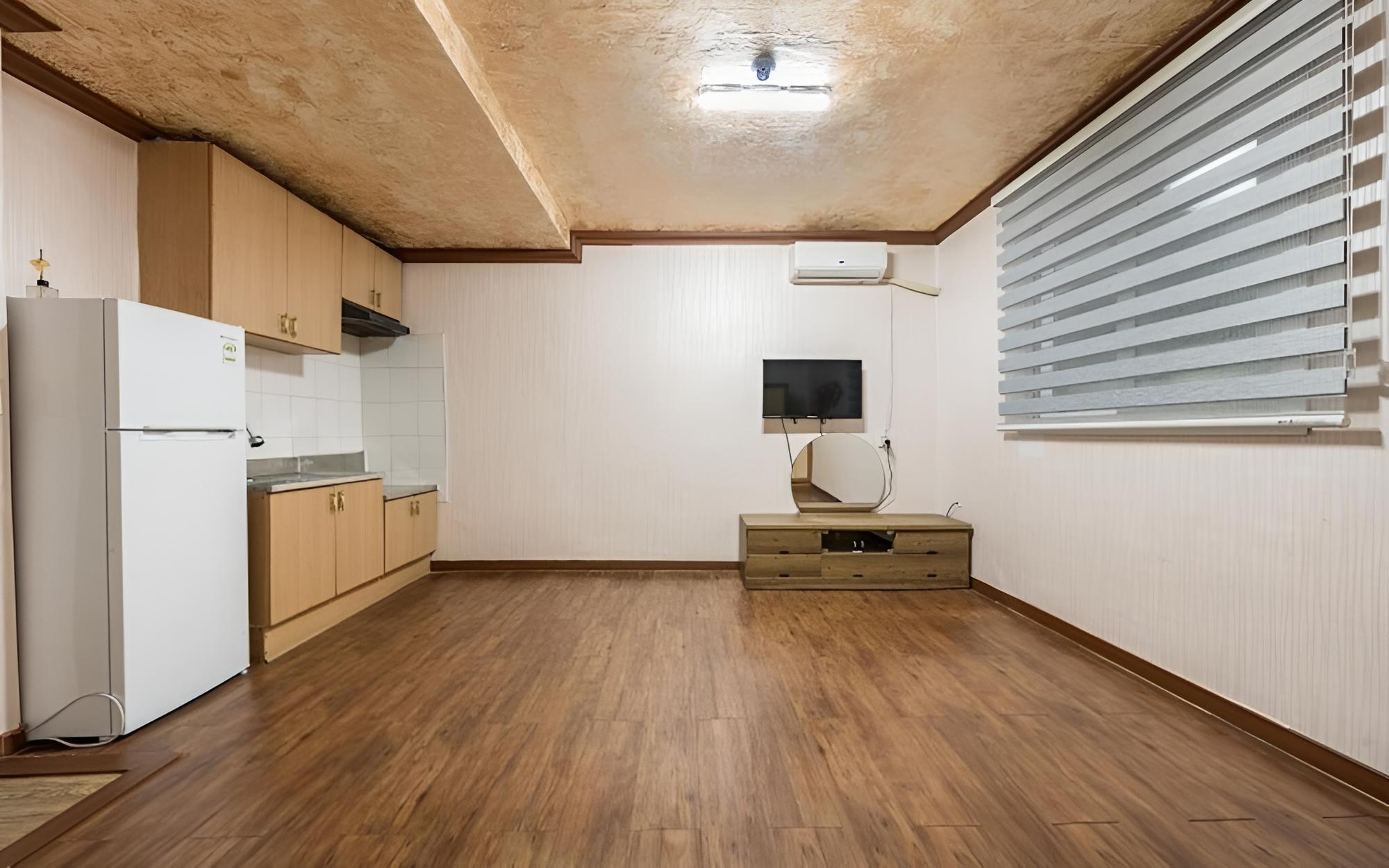 Room (Room 102)