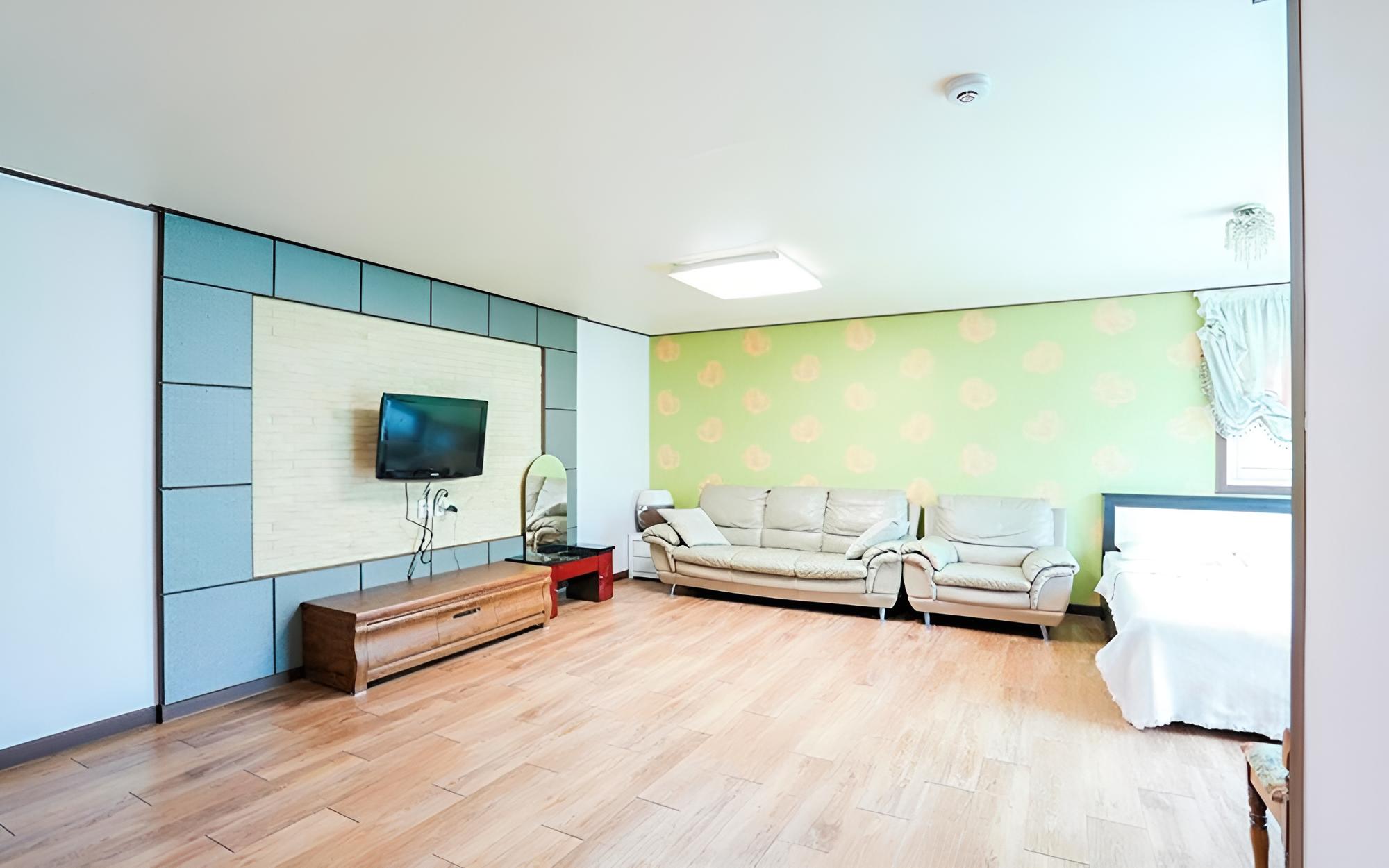 Room (Saturn (1st floor))