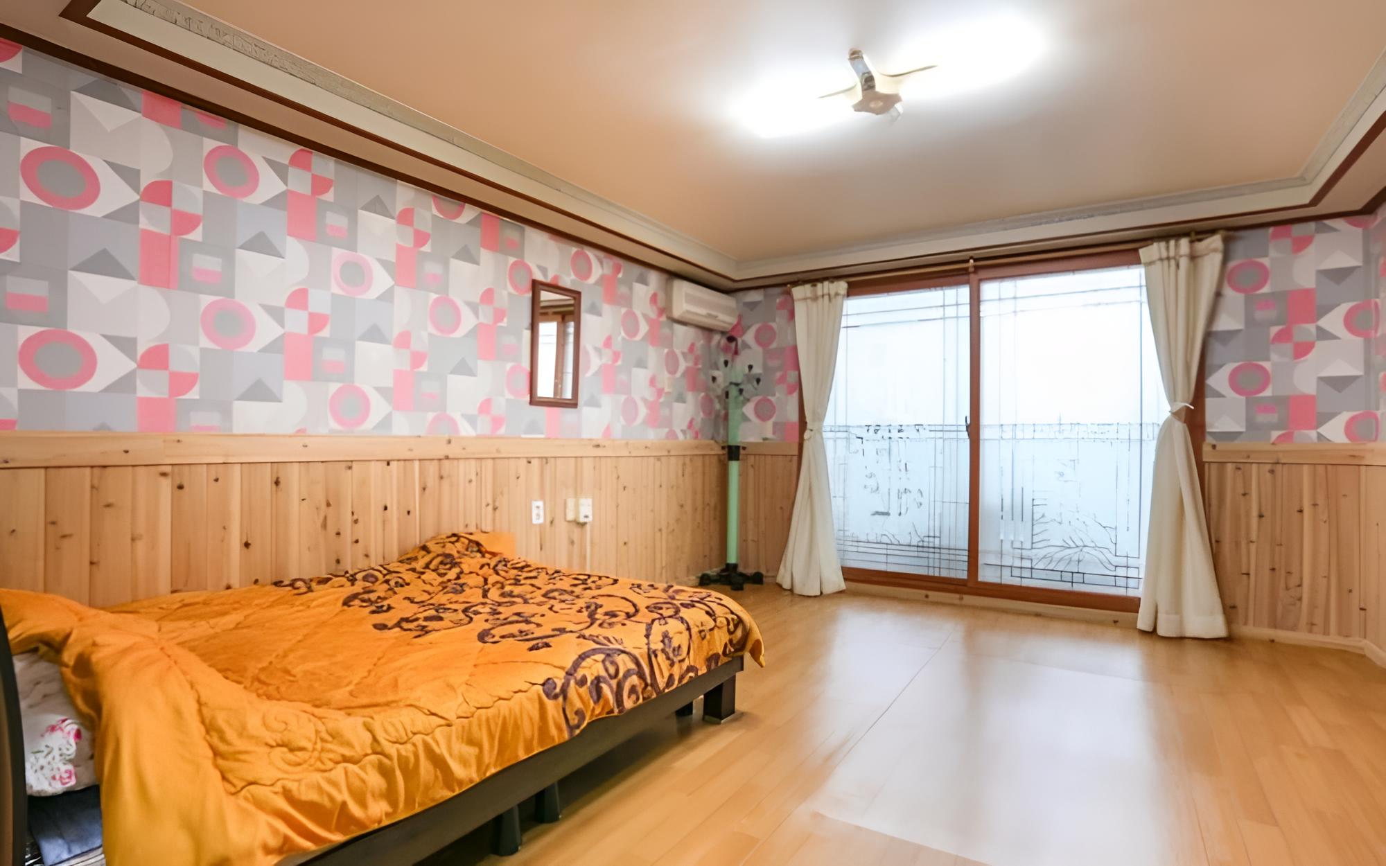 Room (Room 302) - Photo 1