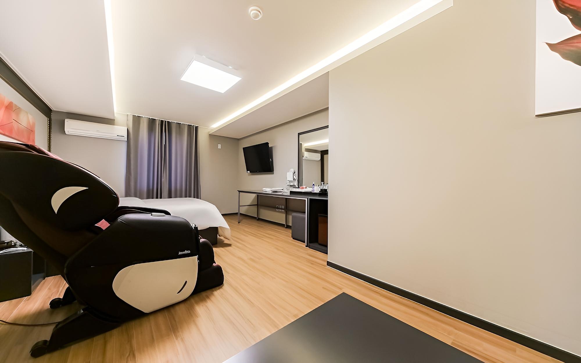 Room (Suite Massage Chair (Contactless Self)