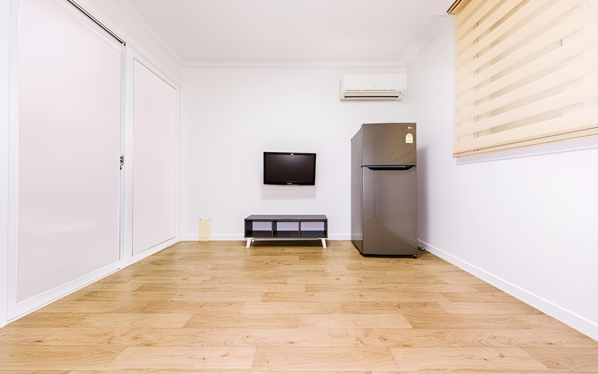 Room ((Small) Ondol Room 303)