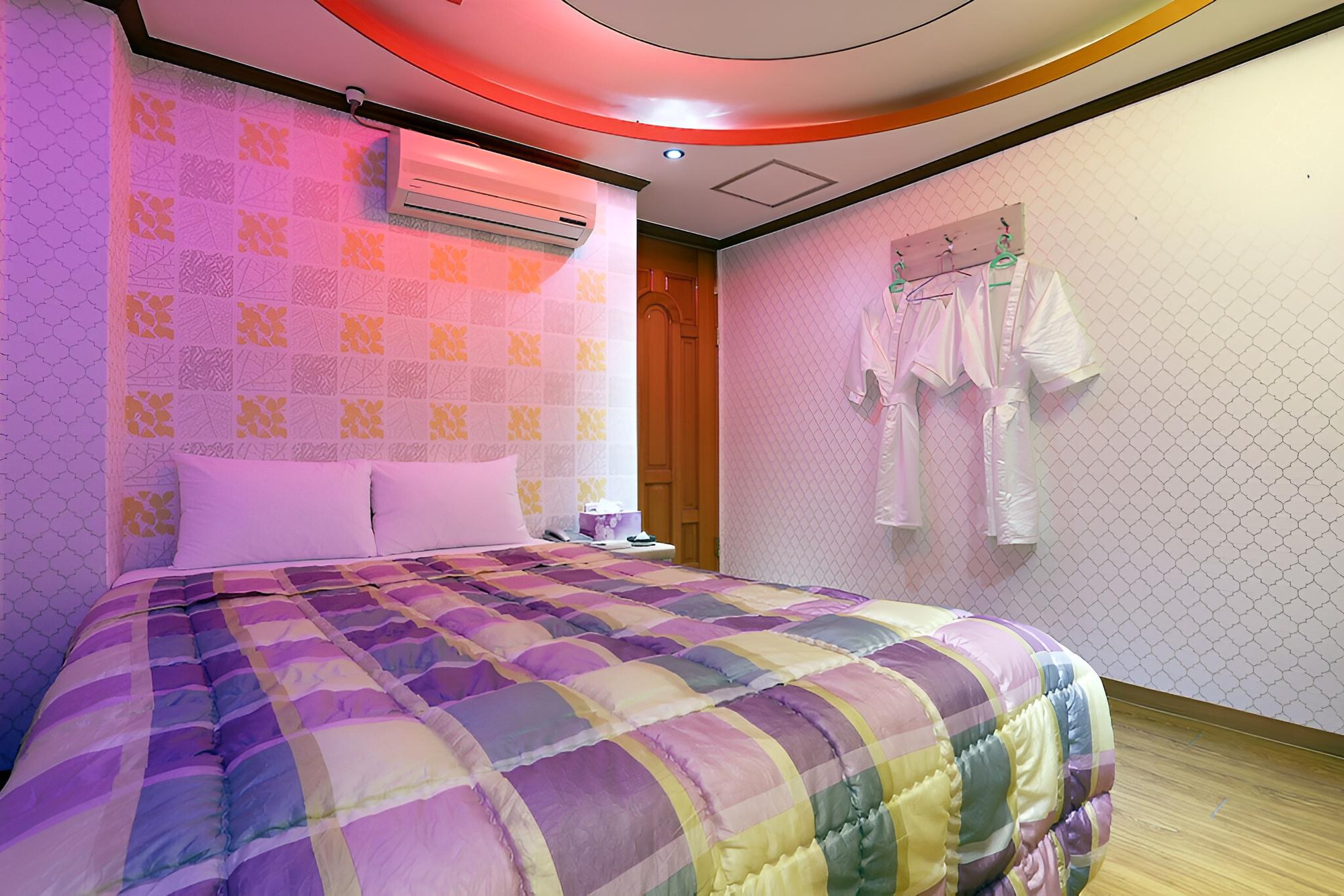 Room (Standard (double room)) - Photo 14