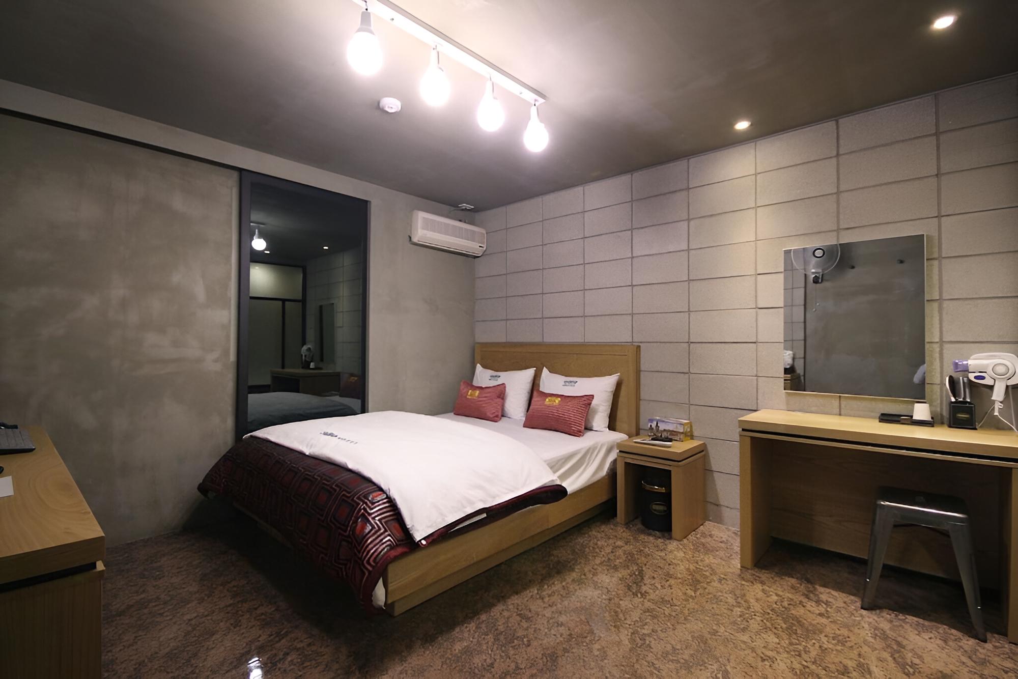 Room (Semi-Special Room (bath))