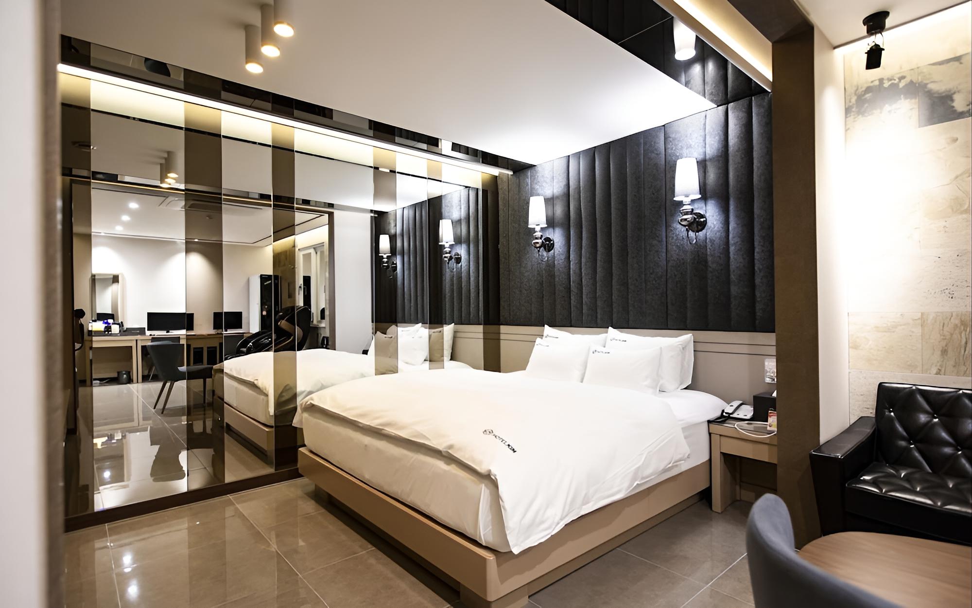Room (Royal Suite (large king bed styler ma)