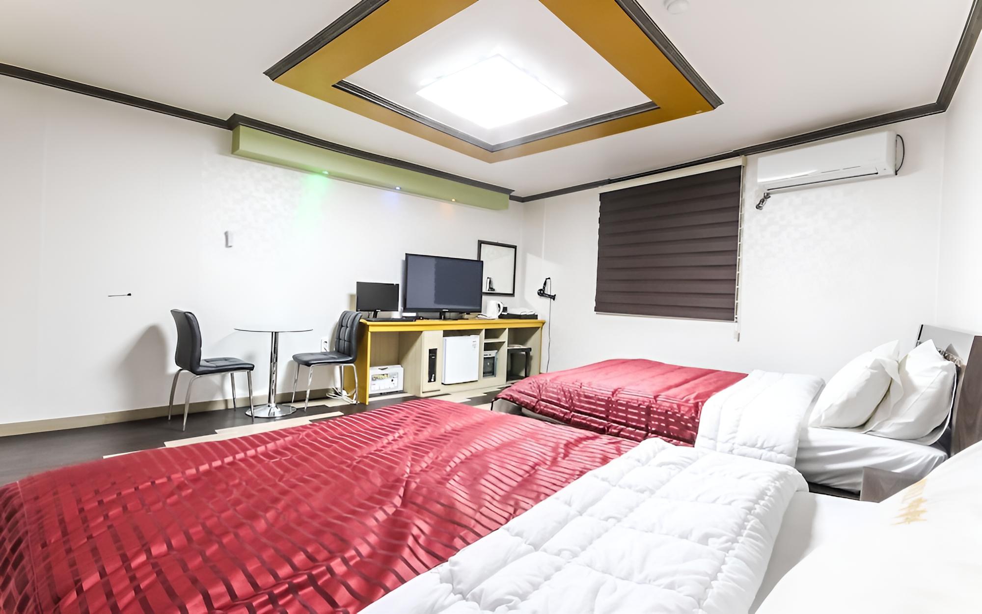 Room (Twin) - Photo 4