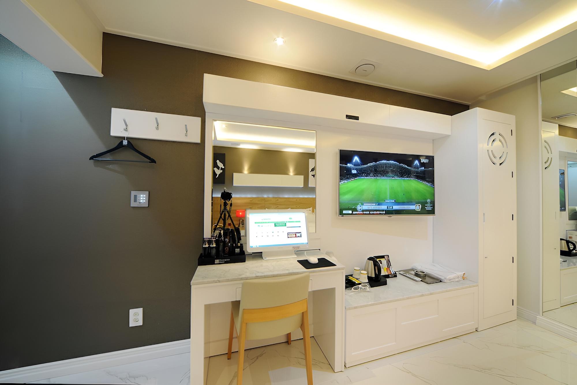 Room (Standard Room) - Photo 12
