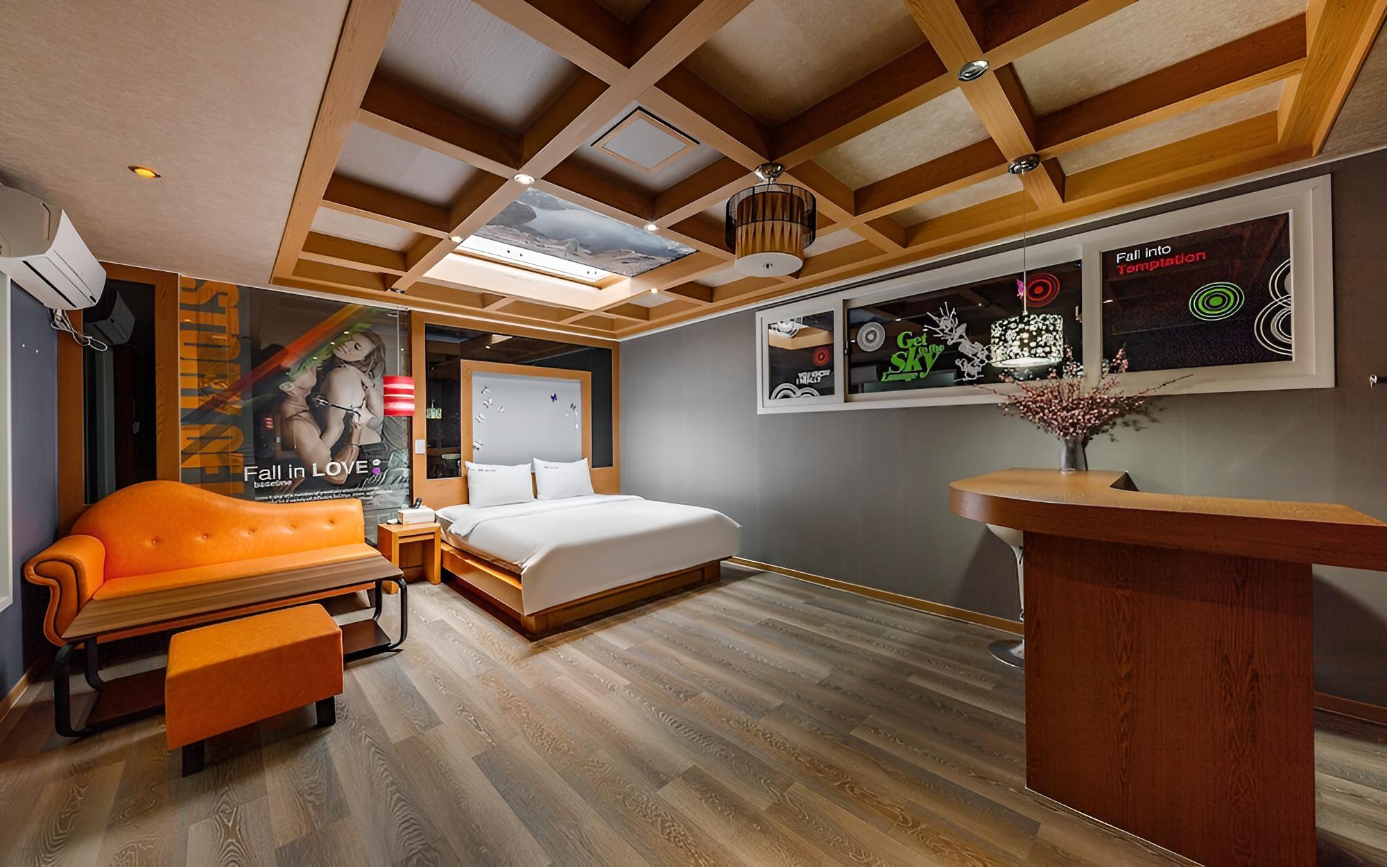 Room (Special Room - A room with an open sk)