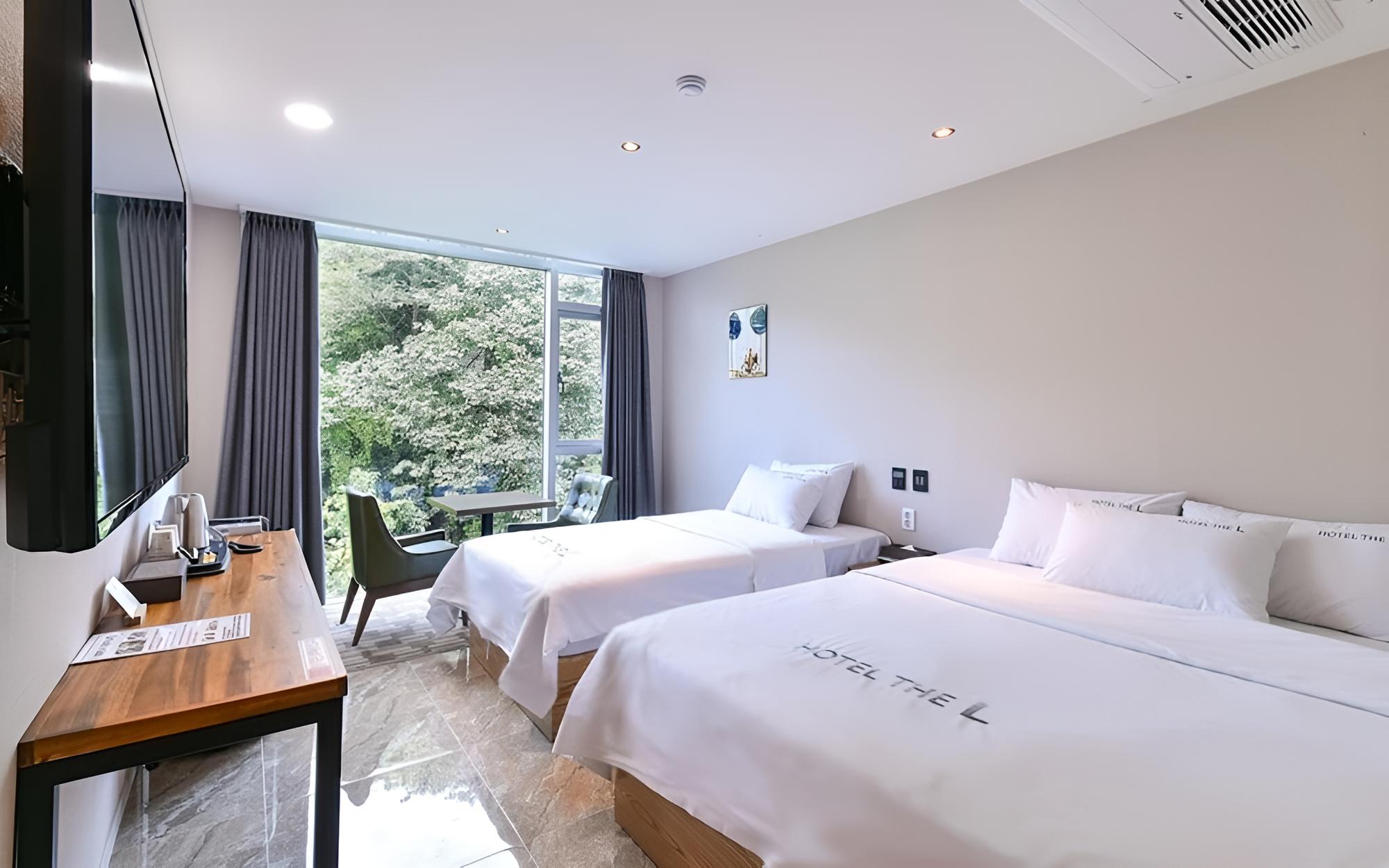 Room (Twin Mountain View)