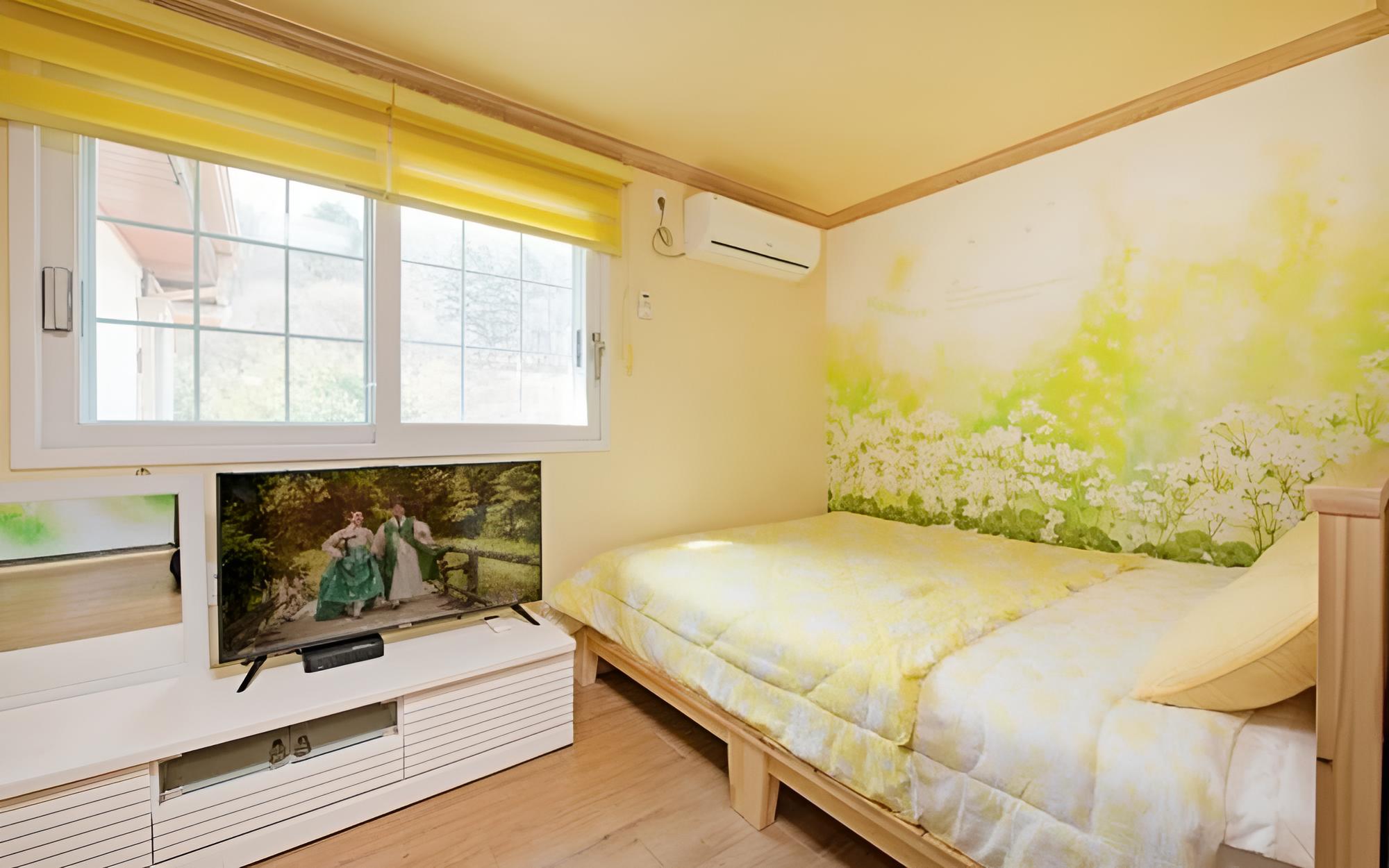 Room (Yellow)