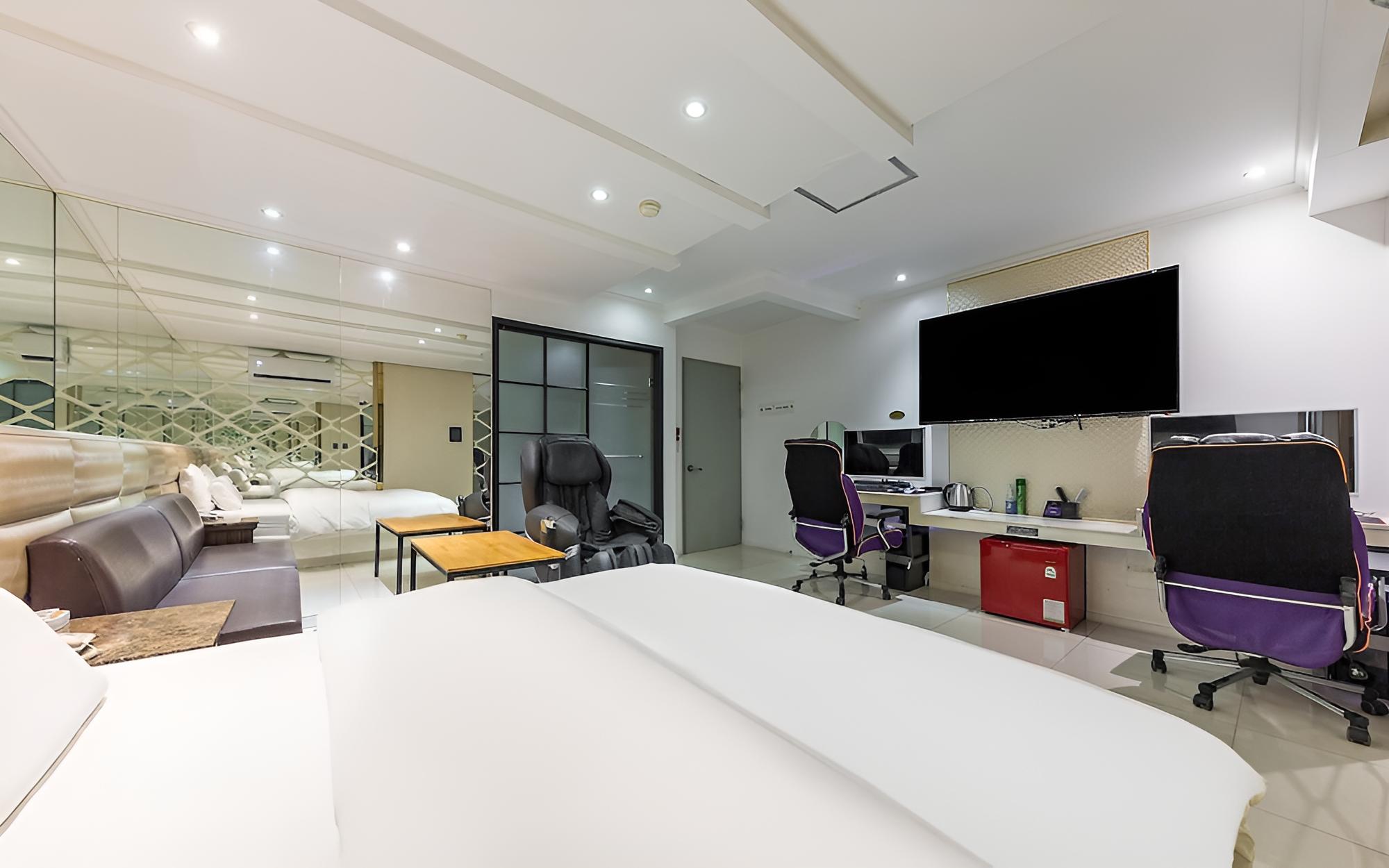 Room (Couple PC (65-inch smart TV + massage) - Photo 21