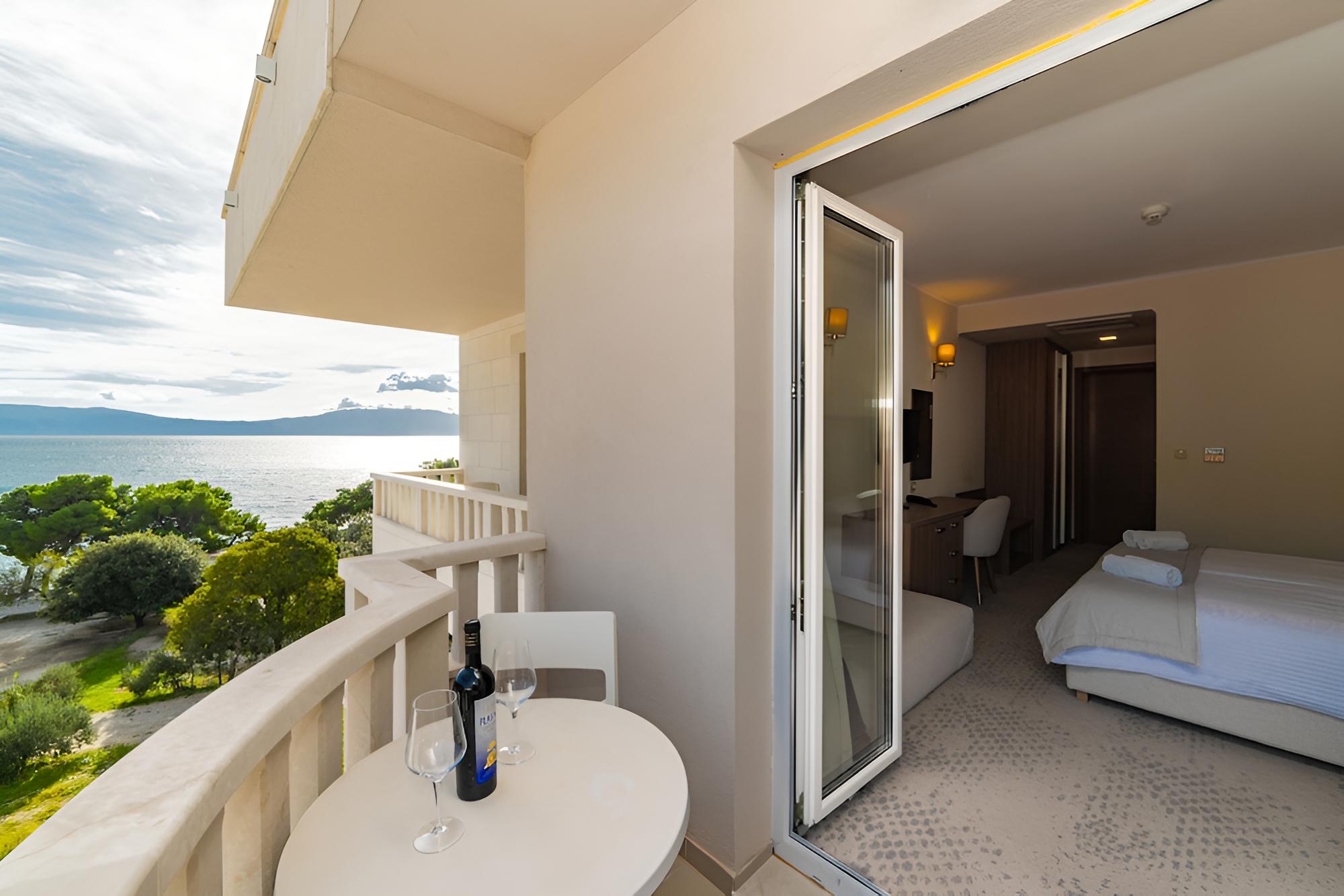 Deluxe Double Room, Partial Sea View - Photo 3
