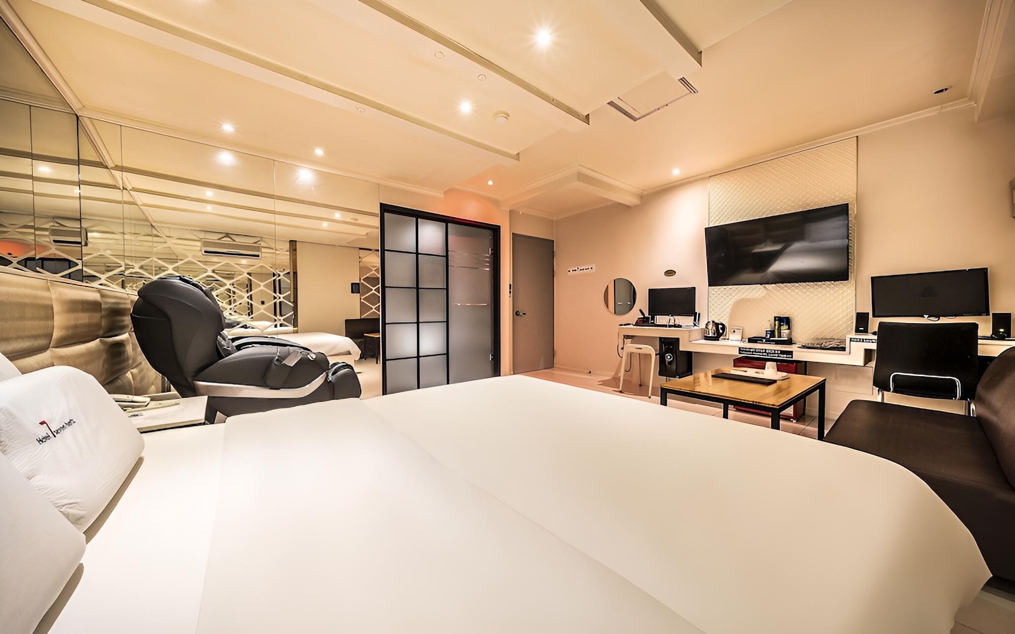Room (Couple PC (65-inch smart TV + massage) - Photo 9