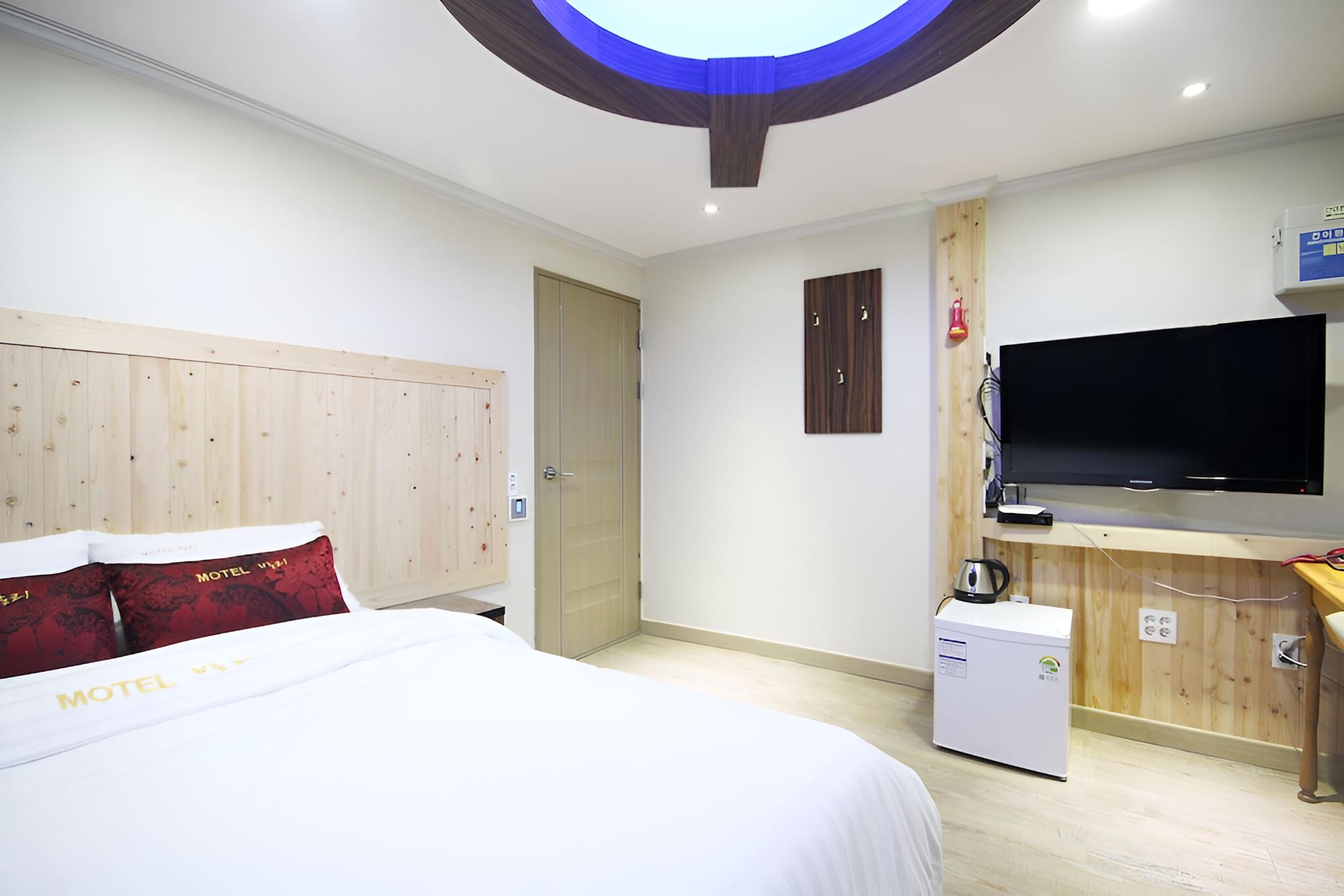 Room (Standard Room) - Photo 9