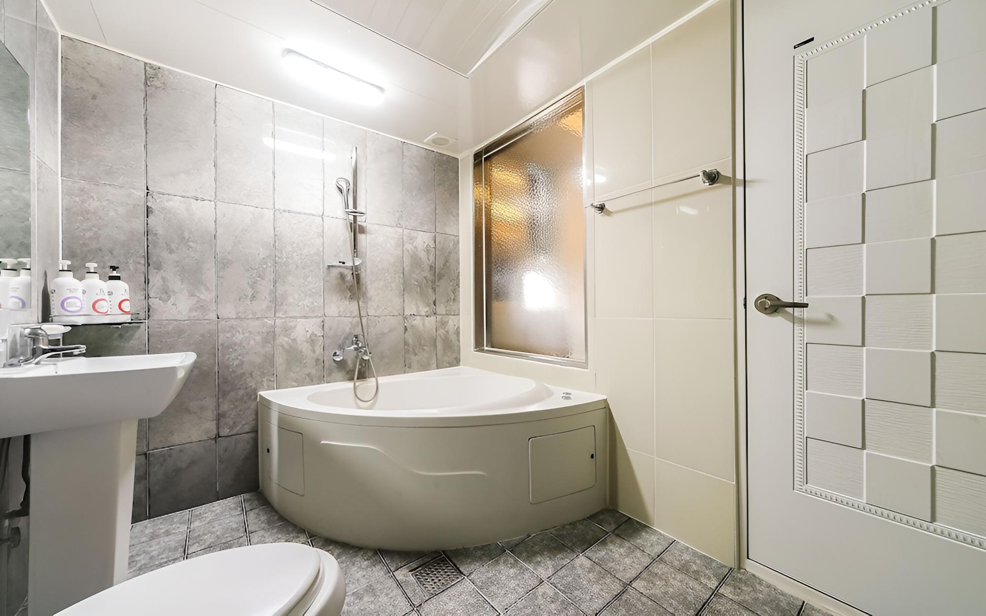 Room (Twin-Double Single (PC/Bathtub)) photo 2