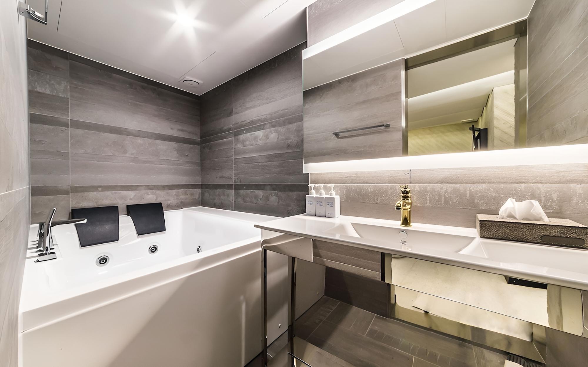 Room (VIP (large whirlpool LG Styler/Netfli)